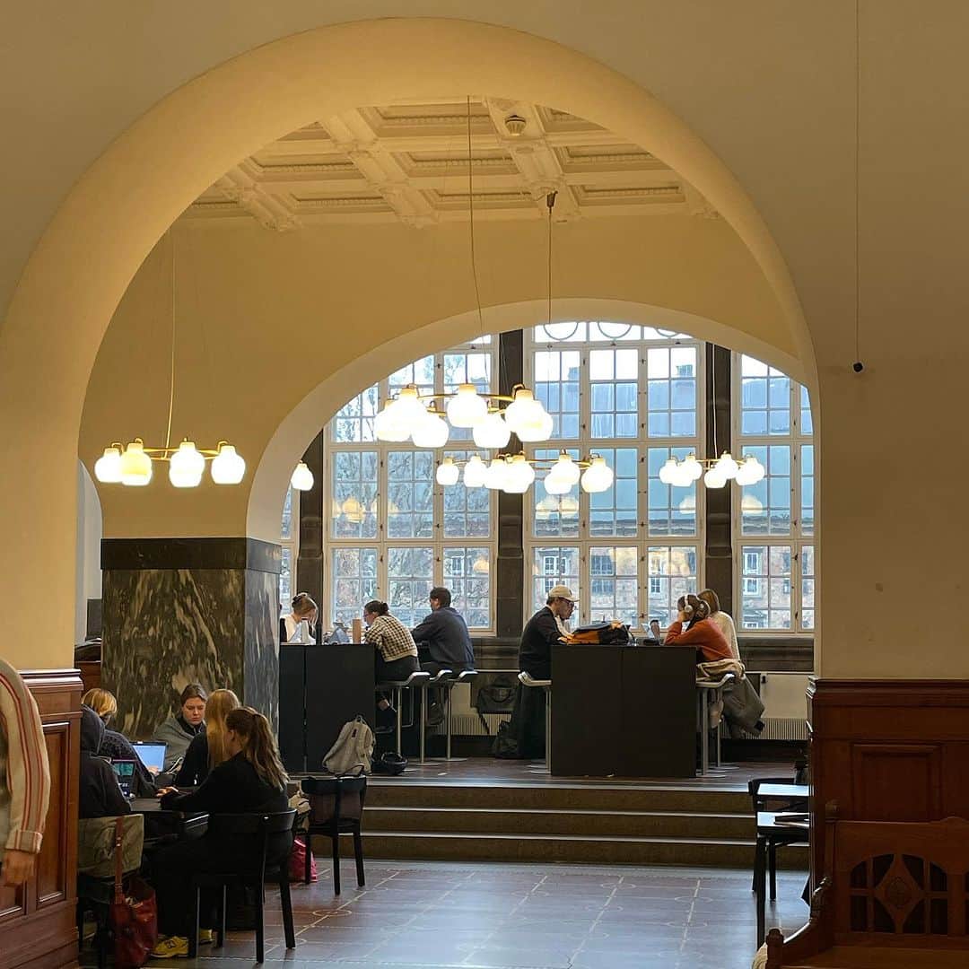 藤沢久美さんのインスタグラム写真 - (藤沢久美Instagram)「デンマーク、コペンハーゲンの図書館、ブラックダイアモンドの旧館サイド。古い建物がいまどきのコワーキングスペースに。  古いタイルや設えはそのまに、新たに置いたテーブルにさりげなく電源がついている。  黙々とPCに向かっている人の横で、オンライン会議をしている人もいたり、みんな自由に過ごしている。  古いも新しいも、静かもうるさいも、みんな混在。  幸せの国デンマークはなぜ、幸せの国と言われるのかを今回の旅で探し求め、教育、行政の仕組みを学んできました。一朝一夕には真似できないけど、少しずつ取り入れていきたい。  #デンマーク  #denmark」11月10日 16時08分 - kumifujisawa