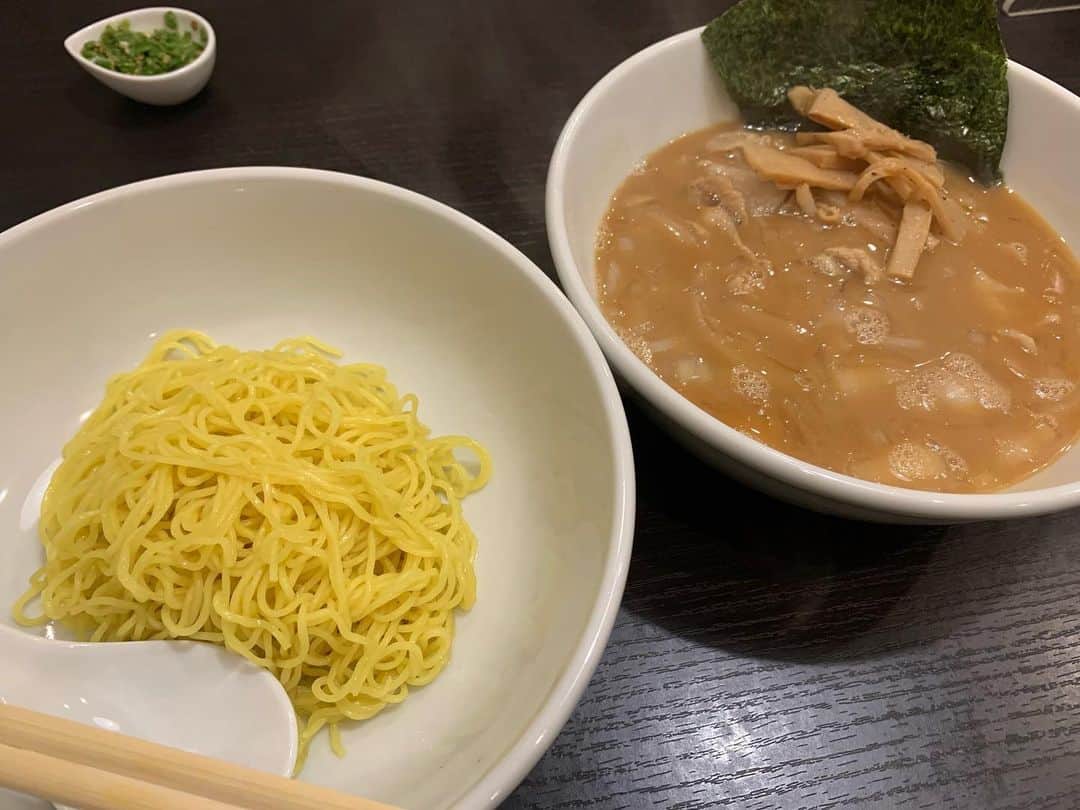 昴生さんのインスタグラム写真 - (昴生Instagram)「晩飯！！ #昨日 #NGK出番終わり #一人晩ご飯！ #マツヨシ大飯店 さん！ #こよなく愛するラーメン屋さん！ #めちゃめちゃラーメンの種類増えてた！ #その中で #牛乳ラーメン #もりそば #半玉ずついただきました！ #僕だけがやってくれるやつですから！ #仲良し限定のやつですから！ #めちゃめちゃうまいー！ #牛乳ラーメンまろやかで胡椒が素晴らしい！ #もりそばは麺おかわりしたくなる！ #このつけだしがなくなるまで麺すすりたい！ #濃厚過ぎずガツンとくるうまさ！ #素晴らしかったなー！ #大将とゆっくり話させてもろて #終電で帰りました！ #大将がタクシーまで送りに来てくれはって #油そばの持ち帰りまでさせてもろて #至れり尽くせり！ #腹もかばんもパンパン！ #人情の街大阪や！ #また帰ってくるさかいに！」11月10日 16時13分 - mikikousei