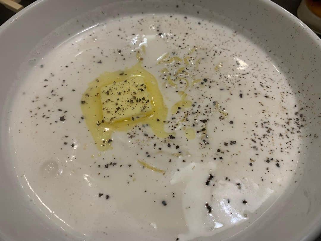 昴生さんのインスタグラム写真 - (昴生Instagram)「晩飯！！ #昨日 #NGK出番終わり #一人晩ご飯！ #マツヨシ大飯店 さん！ #こよなく愛するラーメン屋さん！ #めちゃめちゃラーメンの種類増えてた！ #その中で #牛乳ラーメン #もりそば #半玉ずついただきました！ #僕だけがやってくれるやつですから！ #仲良し限定のやつですから！ #めちゃめちゃうまいー！ #牛乳ラーメンまろやかで胡椒が素晴らしい！ #もりそばは麺おかわりしたくなる！ #このつけだしがなくなるまで麺すすりたい！ #濃厚過ぎずガツンとくるうまさ！ #素晴らしかったなー！ #大将とゆっくり話させてもろて #終電で帰りました！ #大将がタクシーまで送りに来てくれはって #油そばの持ち帰りまでさせてもろて #至れり尽くせり！ #腹もかばんもパンパン！ #人情の街大阪や！ #また帰ってくるさかいに！」11月10日 16時13分 - mikikousei