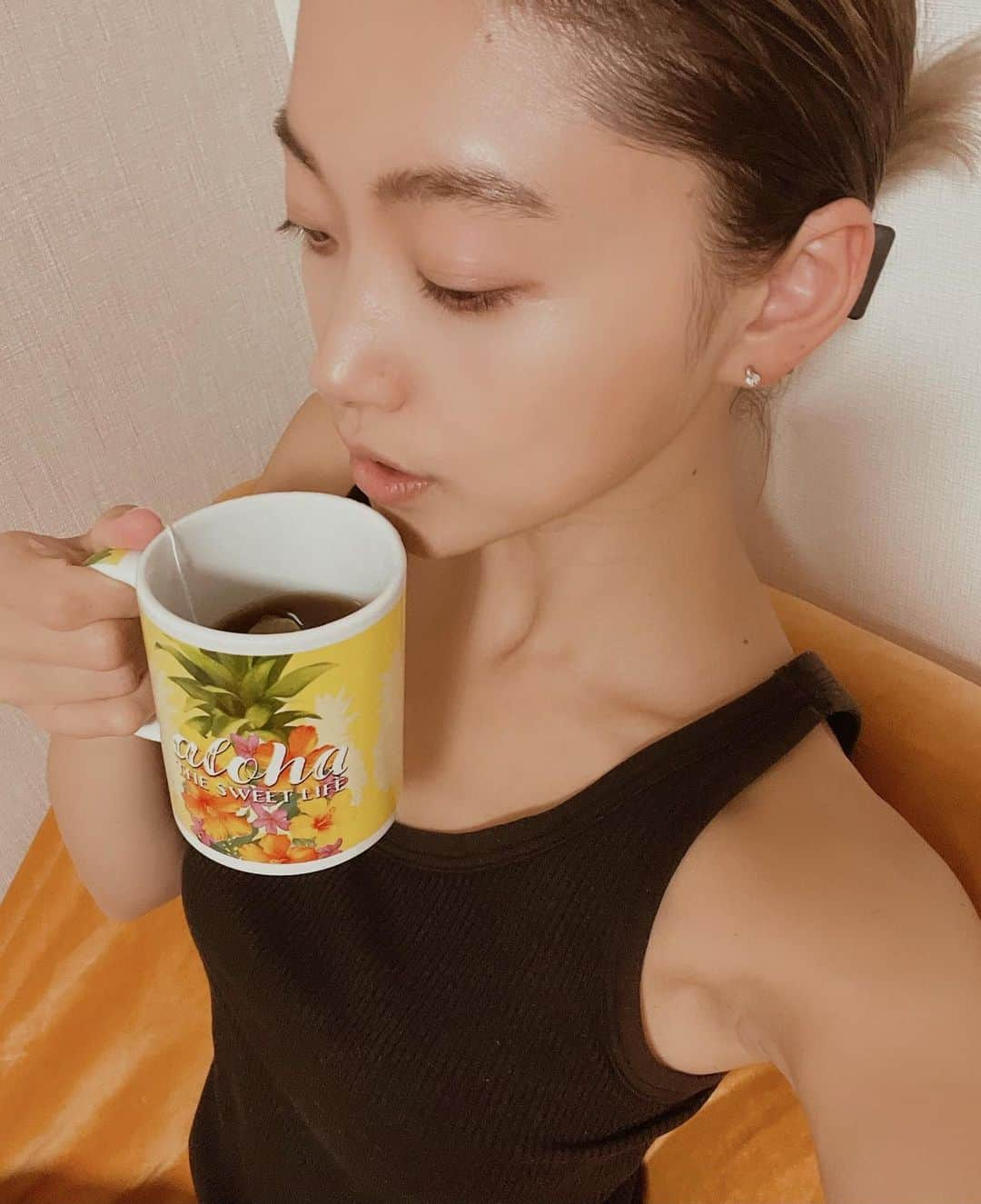 愛菜さんのインスタグラム写真 - (愛菜Instagram)「体の中からスッキリしたい方に お勧めのお茶🍵 《美爽煌茶》 ９種類の植物素材をブレンドした 植物素材100%の健康茶🍀  スッキリ感のあるお茶って 少し飲みにくいイメージだけど 美爽煌茶は アップルティーの味で飲みやすいの🍎  ティーパックを浸す時間で効果が 変わってくるよ🏃‍♀️ ガツンとスッキリ感を求めたい方は 30分くらい浸すといいかな👏 効果を感じやすい方は3分くらいがオススメ🙆‍♀️ スッキリ感を感じたい日に 飲むようにしてるよ〜🍎  #フレージュ　#美爽煌茶　#健康茶　#スッキリ茶　#PR」11月10日 16時18分 - ainaaa0622