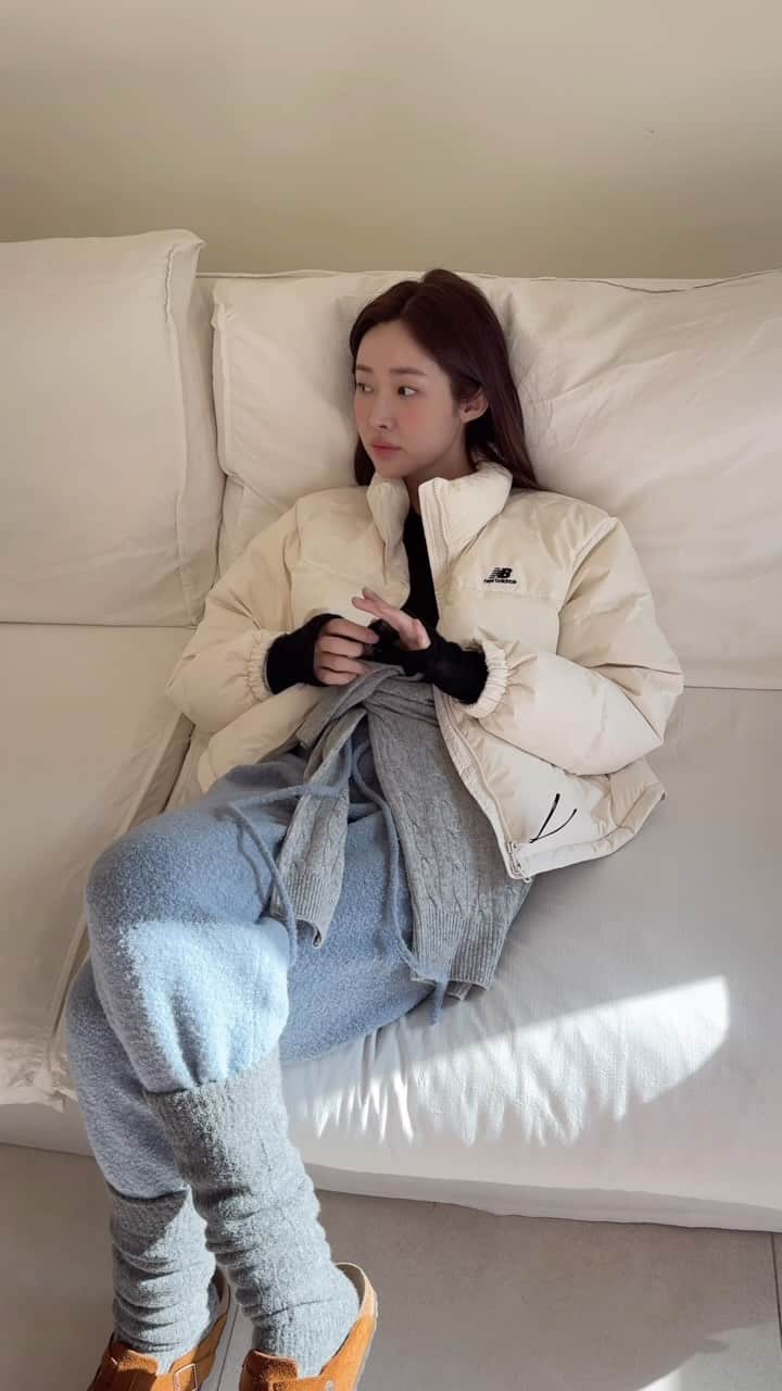 チャ・ジョンウォンのインスタグラム：「릴스 잘찍는 방법 알려주면…  나도 비밀하나 알려줄게…🩶 *쉬는시간에 추워서 껴입었는데 이대로 놀러나가고싶댜…」