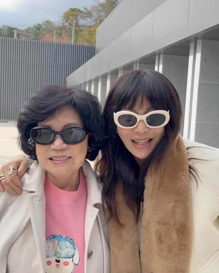 ファン・シネのインスタグラム：「_ ❤️엄마와의 여행.. 85세의 나이에 맞지않게 손녀가 콜라보한 맨투맨을 기가막히게  소화시는 패션센스^ #나이에맞지않게 ?? no no #어울리면되요 더더 젊게 코디해줄께 최강동안엄마❤️❤️❤️ _」