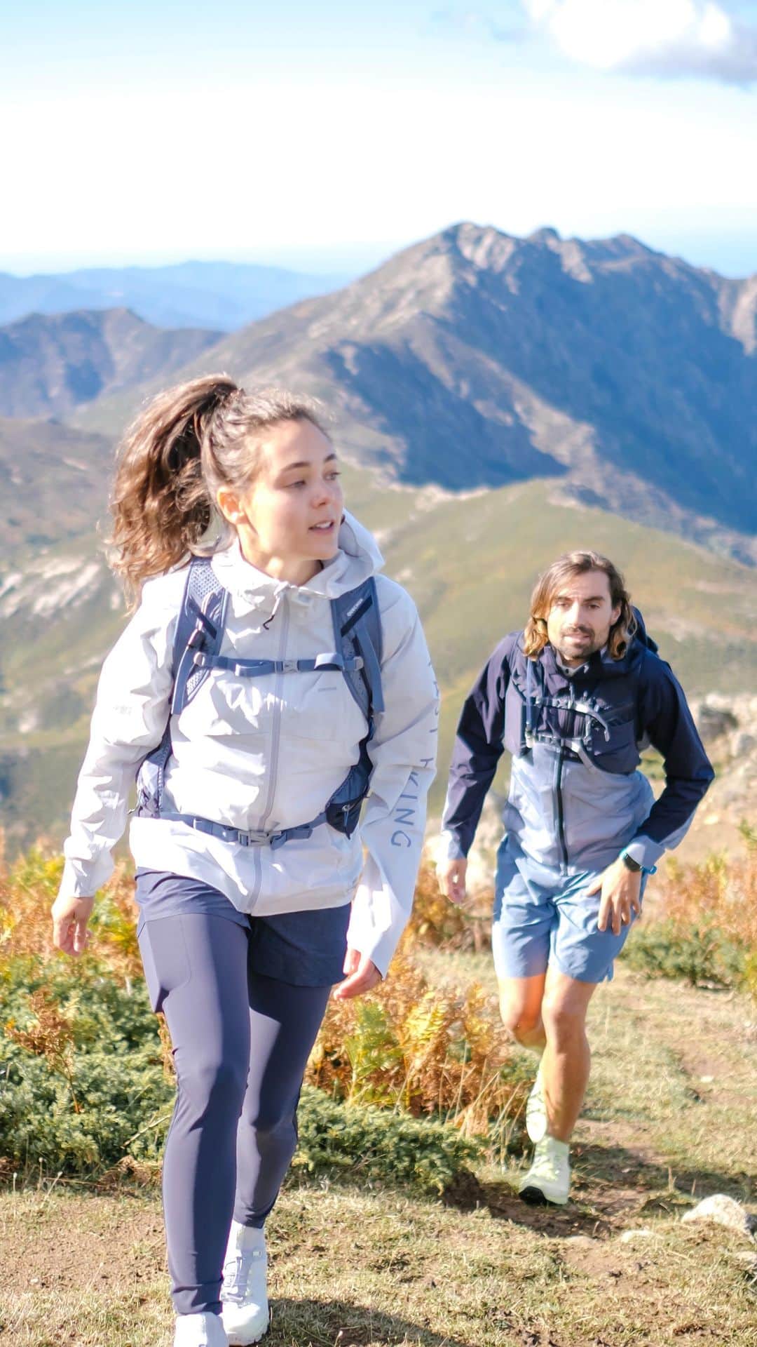 フランス発の総合スポーツ用品 Decathlon デカトロンのインスタグラム：「ファストハイキングに欠かせない必需品をしっかりキープできる特徴をご紹介。   さぁ、次はどこへ？   #mybackpackmypartner #デカトロン #decathlonjapan #backpack #trailrunning #lhiking #trekking #lifestyle #multipurpose #multiuse #travelbag #sustainability #ecodesign #easyfit #トレラン #バックパック #リュック #バッグ #多機能 #多目的 #ギア #ライフスタイルアイテム #キャンプ用具 #キャンプ道具 #軽量バッグ #トラベルバッグ #サステナビリティ #エコデザイン」