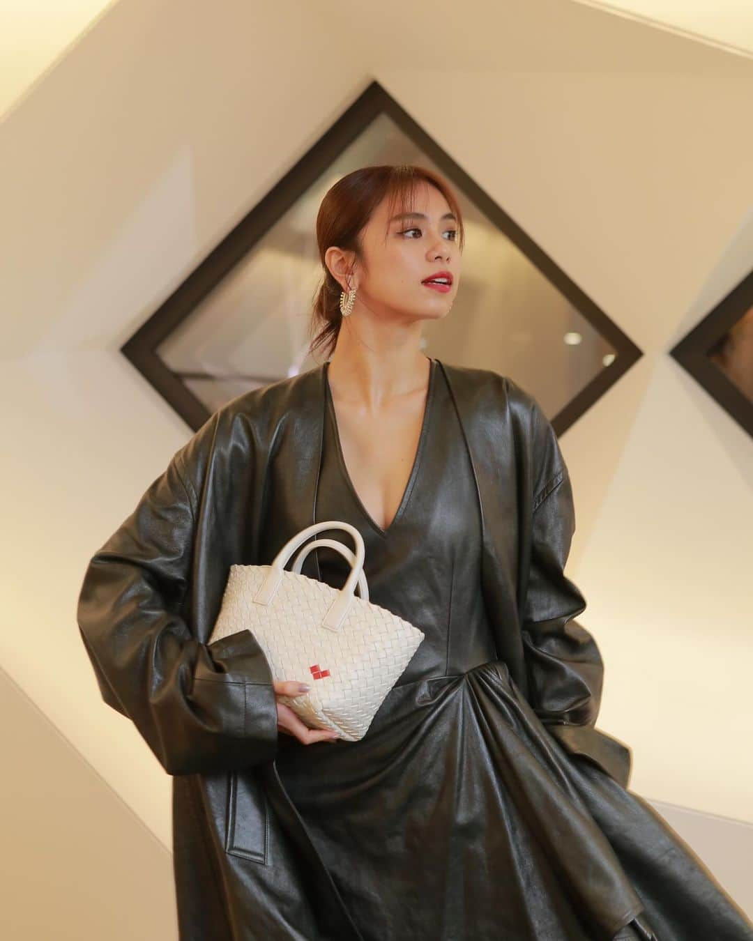 佐藤晴美のインスタグラム：「Bottega Veneta💚  Ginza Flagship's 5th Anniversary✨  銀座フラッグシップの5周年を記念し アイコニックなバッグ「カバ」の アーカイブピースから新作までがずらりと並んでました🤍  8枚目の一見ランプシェードに見えるものは、 職人さんの手仕事でバッグが作られていく過程のもの。  店内では、ボッテガヴェネタのクラフツマンシップとクリエイティビティも体感できとても素敵な空間でした✨  #ボッテガヴェネタ#カバ#PR」