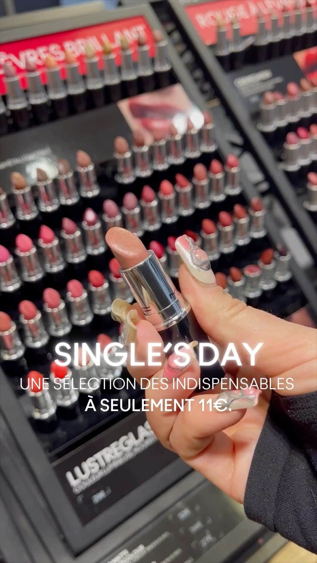 のインスタグラム：「💗 OFFRE SINGLE’S DAY 💗  Jusqu’à demain 23:59, une sélection de nos produits les plus tendances et glowy sont à 11€.   Vous pourrez aussi retrouver notre iconique Strobe Cream à seulement 22€.  💋 Cela n’arrive qu’une fois dans l’année, alors rendez-vous vite sur notre site (lien en bio) et dans nos boutiques pour en profiter !  #MacCosmetics #SinglesDay #MakeUpLovers」