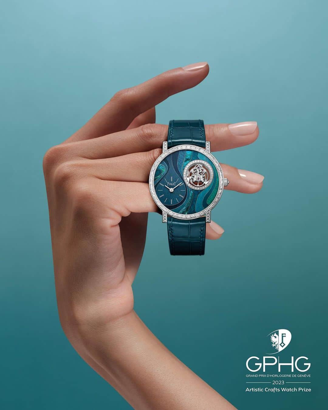 ピアジェのインスタグラム：「This year’s Grand Prix d’Horlogerie de Genève for Artistic Crafts has been awarded to Piaget’s Altiplano Undulata Watch.  A river of precious gold and stones flows across the dial face like water, in blue, green, and iridescent hues—French artist Rose Saneuil creates a miniature marquetry of volume, texture, and colors using straw, parchment, sycamore, leather, and elytron, all set into the ultra-thin flying tourbillon carriage. Surrounded by brilliant-cut diamonds, this creation is a veritable signature of Piaget’s incredible savoir-faire.  #Piaget #MaisonOfExtraleganza #GPHG2023 #PiagetSociety #Metaphoria」