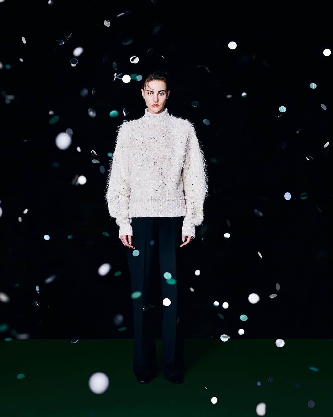 のインスタグラム：「HOLIDAY COLLECTION ____  11/15- order start  Feather mix knit tops ¥20,900 (taxin)  特徴のあるミックス調の糸を使用し、表面感や色合いにこだわった目を惹くニットトップス。ふわふわとした毛足の長い糸調が暖かさもあり、肌触りが良く着心地も抜群。形はシンプルですが、編み地でパターンを描くことで一枚で決まるアイテムに。冬のコーディネートにバリエーションを与えてくれます。  11/15- order start  Uneven waist belt PT ¥23,650 (taxin)  マニッシュな生地とカラーで、シンプルだけど一癖あるデザインに仕上げたUneven waist belt PT。端正なスラックスの表情にデザインを含ませたアンバランスなウエストディテールで、他とは違ったスタイルの完成する一本です。トップスをインしたウエスト見せのスタイルが特におすすめです。  11/15- order start  Earring SCENE:8 ¥15,950 (taxin)  天然石を使用した小さめのピアス。使用する天然石によって印象が全く異なるため、自分に合った石を見つけるのも楽しくなるアイテム。デイリー使いでも、オケージョンにも使いやすい大きさにこだわりました。上品な色合いは顔周りを明るく演出し、ニュアンスのあるコーディネートのポイントになります。 ___  11/15(水)発売予定 RIM.ARK店舗 RIM.ARK online sheltter web store ZOZOTOWN  online order start AM10:00- ____  銀座三越店　03-3538-3568 新宿ルミネ2店　03-6911-2585 名古屋高島屋店　052-566-3633 阪急うめだ店　06-6313-0587 福岡VIORO店　092-707-0673 ____  #RIMARK#リムアーク」