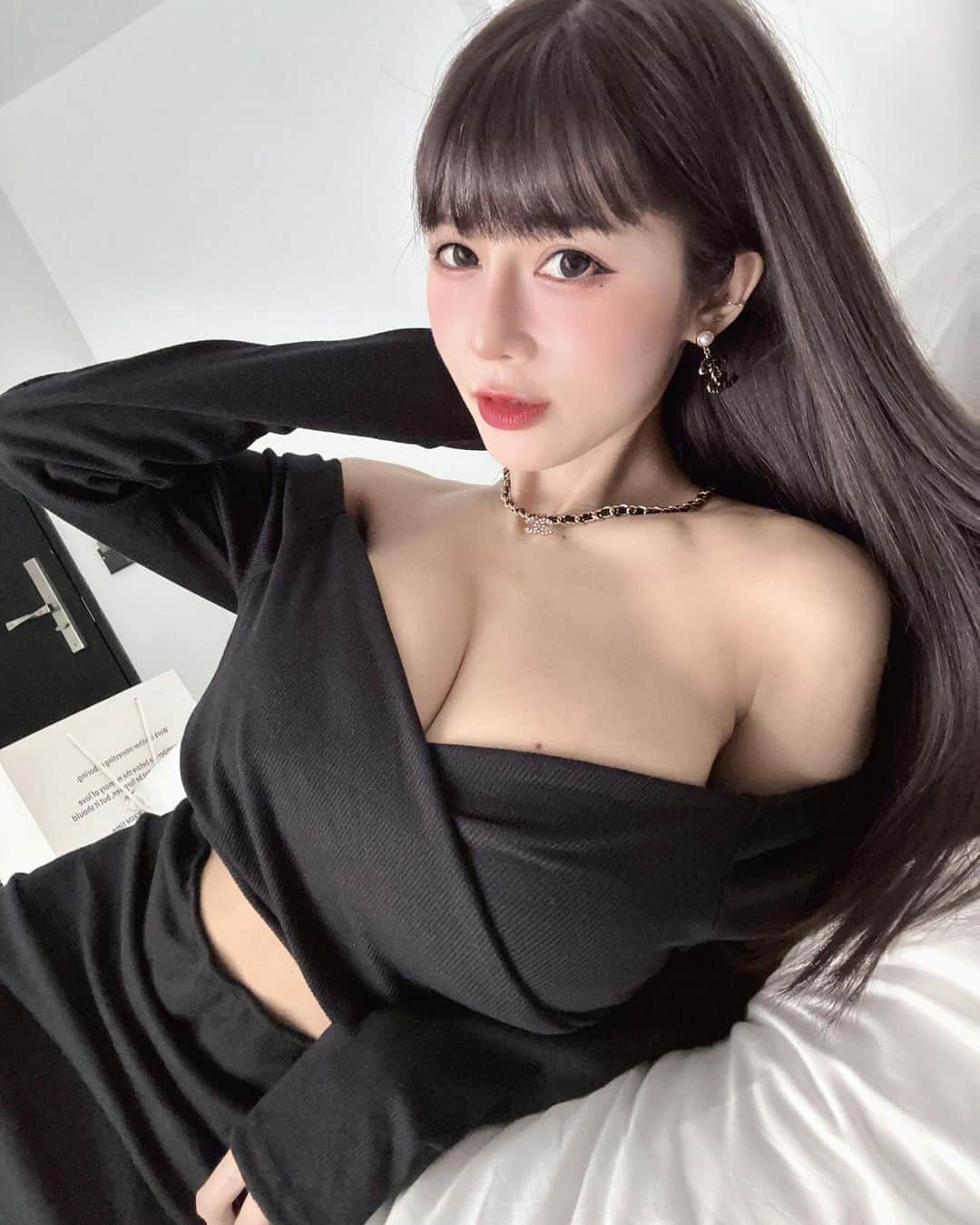 のインスタグラム：「每次想把瀏海留長又受不了剪掉 過渡期實在好醜😵‍💫  👗 @kemeihong7299」