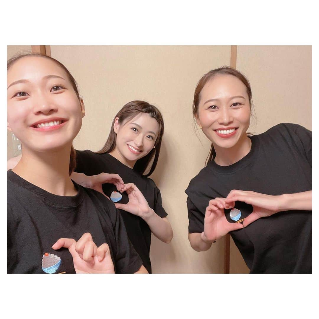 唯月ふうかのインスタグラム：「ミュージカル「キャメロット」 本日もご来場頂きありがとうございました👑 休演日明けの1公演目、お客様からのパワーを頂きました!! 今日からまた新たな週のスタート。 心を込めて届けます。  今回で3作品ご一緒の咲良ちゃんがデザインした 「ご飯刺繍Tシャツ」 貰いました🍚 可愛い〜〜〜🙈お腹すいちゃう!! ありがとう🌸 いつも仲良くしてくれている咲良ちゃん、まちこちゃんとパチリ📸  そして2枚目は、舞台稽古中に自由さんが皆を撮ってくれた時の1枚📸 モノクロでオシャレ🤭   #musical  #キャメロット  #松竹座  #大阪  #ご飯  #Tシャツ  #咲良 ちゃん  #寺町有美子 ちゃん  #入野自由 さん  #唯月ふうか」