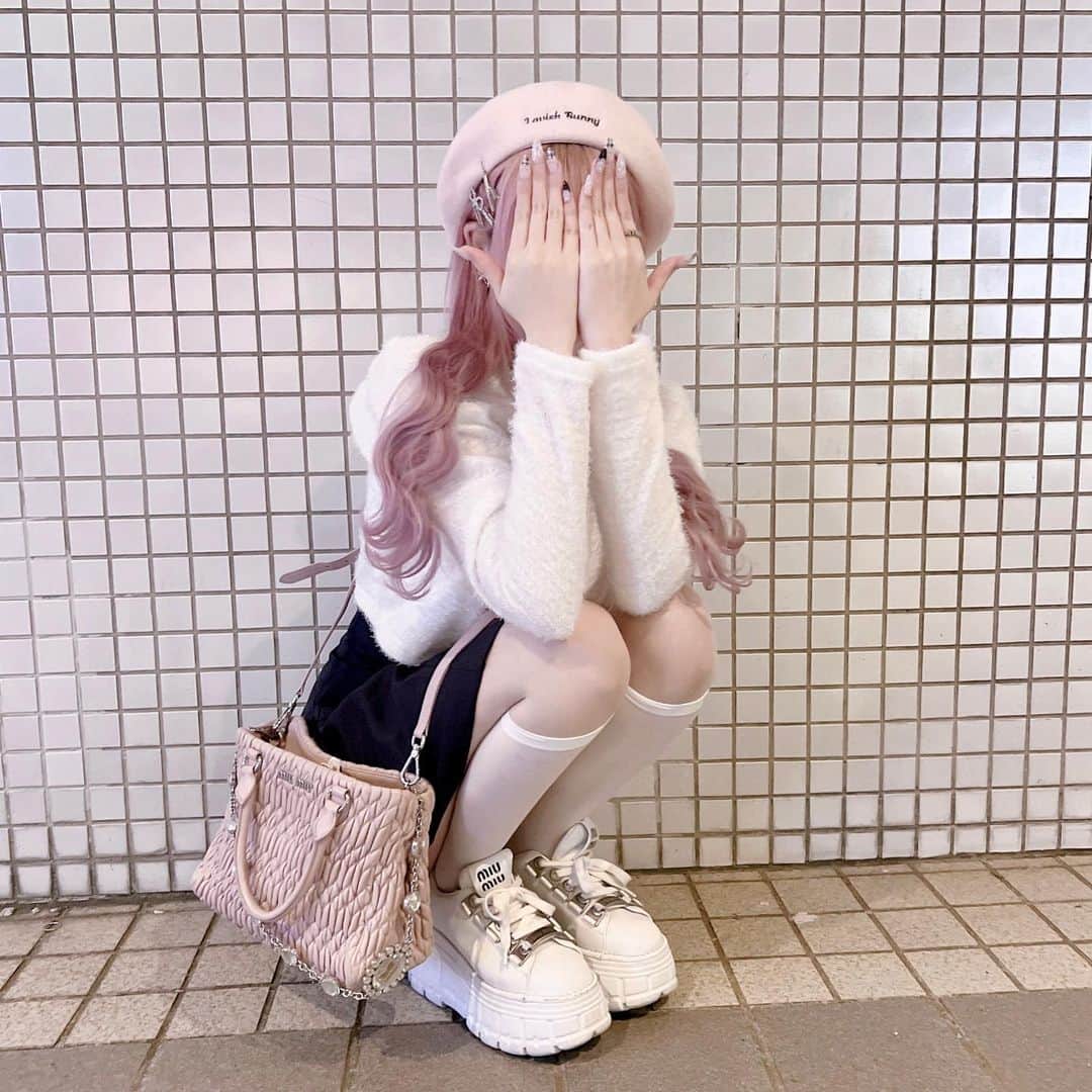 のインスタグラム：「フレガリ寄りの量産型コーデꕀ❤︎⸝⋆  スカートはタグ付けしてるけどディアマイミラーの！プチプラだけどビジュー付きで王道量産型って感じがかわいい💞  よく被ってるこのベレー帽はコートと一緒に15日販売するよ⸝⸝ʚ̴̶̷̆ ʚ̴̶̷̆⸝⸝💖  #dearmylovemillor #dearmylove #lillilly #miumiu #隠しきれないヲタク #量産型 #量産型ヲタク #非量産型 #非量産型ヲタク #量産型ヘアメ」