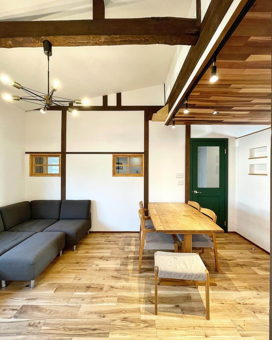 fukui-kensetsuのインスタグラム：「山形市椚沢K様邸のLDKです。  大規模リフォーム工事で、元々も綺麗なお部屋でしたが、元の良さも残しつつ、当社らしい自然素材のテイストを追加して雰囲気が様変わりしました✨  #リフォーム工事 #リフォーム事例 #大規模リフォーム #リノベーション #リノベーション住宅 #リノベーション工事 #オーク無垢フローリング #レッドシダーの天井 #室内窓 #輸入ドア #自然塗料 #自然塗料リボス #自然素材の家 #自然素材の家づくり #マイホーム  +++--------------------+++  山形暮らしの家づくり  #福井建設#山形市#工務店#注文住宅#山形注文住宅#山形の工務店#山形住宅会社  山形の風土に合った注文住宅を建設しています。  ↓プロフィール↓ @fukui_kensetsu  ↓現場のことや日常をご紹介するアカウント↓ @fukui_kensetsu_pr  お問い合わせなど、お気軽にDMしてください♪ +++--------------------+++」