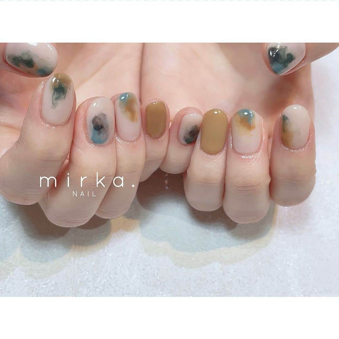 mirka. NAIL(ミルカネイル)のインスタグラム：「⁡ ⁡ ⁡ モヤモヤ ⌇ ⁡ ⁡ ⁡ ⁡ …………………………………………………………… ⁡ ご予約、お問い合わせは LINE ID⇒ @mirka.nail (@含む)まで。 ⁡ ご新規様はハイライトの「ご案内」と「ご予約方法」を必ずお読みいただいてからご予約くださいますようお願いいたします。 空き状況や詳細はLINEの投稿からご確認ください。 ⁡ ⁡ ⁡ ⁡ #mirkanail#nails#nail#nailart#naildesign #ショートネイル#ネイルアート#ネイルデザイン#ネイル#大人ネイル#シンプルネイル#オフィスネイル#ニュアンスネイル#ナチュラルネイル#カジュアルネイル#ショートネイルデザイン#美甲#秋ネイル#秋ネイル2023 #プライベートサロン#プライベートネイルサロン#東京ネイルサロン#東京ネイル#江東区ネイルサロン#森下#清澄白河 ⁡」