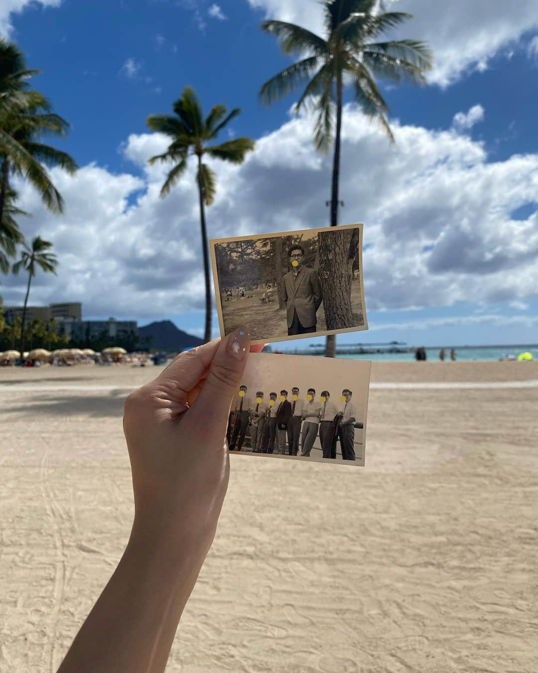 郡司りかのインスタグラム：「じいちゃんず。 いつもスマホに挟んでる、じいちゃんの写真👴🏻  ハワイの海辺に連れて行ったよ。 たぶん行ったことがないと思うから。 一緒に行けたらきっとものすごく楽しかったね。  ２枚目のじいちゃんずは、誰かのじいちゃんたち。  うちのじいちゃんは何番目かわかる人いる？ （わたしも正解は知らない😂）  一応、みんなのお顔は隠しておきました。笑  #waikikibeach #honolulu #ハワイ旅行」