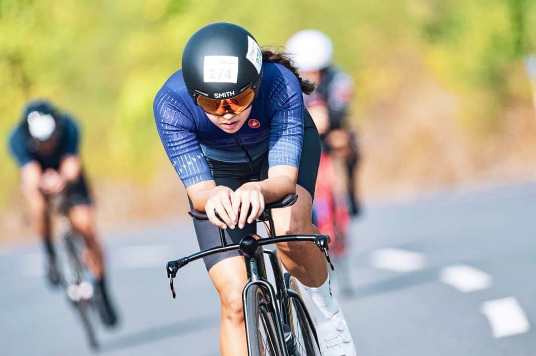 平良エレアのインスタグラム：「Shirosato TT 50 女子総合1位 50km 1:22:57  来年は3分タイム縮めたいなっ！！ 何毎にも目標設定は高め👍 その割にはトレーニングとかしない🙈笑  なんせ楽しいのが1番✌️ でもある程度の向上心は持っておきたい😎 だから楽しい8割に少し苦しいと感じる瞬間が2割ある。 それぐらいが私には丁度良い✨  その辺追い込める人、追い込んでる人は尊敬するよ🫡 皆凄いよねー！だから私はガチ勢ではない！  2日後はツールドおきなわ🌞 ベスト出しきります！！  素敵なお写真ありがとうございます💫 📸 @k.onoguchi」