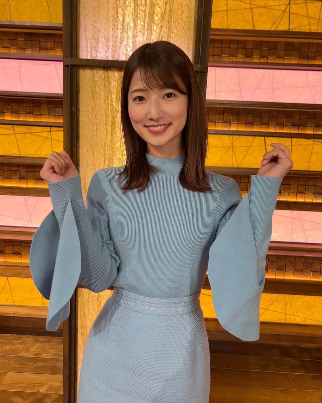 安藤萌々のインスタグラム：「袖のデザインが印象的なニットでした🩵  トップス、スカート ANAYI 靴DIANA  雨の金曜にもお疲れ様です。 今夜の放送もよろしくお願いします📺」