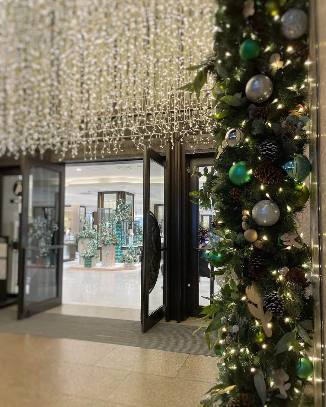 ISETAN PARK netさんのインスタグラム写真 - (ISETAN PARK netInstagram)「「One」で彩る伊勢丹新宿店🎄  皆川明さんとつくる「未来へつづくクリスマス」    今年もアーティスト皆川明さんといっしょに、あたらしいクリスマスの世界をお届けします✨  「One」 をテーマに「未来へつづくクリスマス」を表現。誰かと繋がりあう喜びや、新しい出会いのときめきがにぎやかなクリスマスを予感させ、小さな幸せがひとつひとつ輝きとなって、すてきな未来へ続く道を照らします。   皆川明さんが描き下ろしたメインビジュアルは、カラフルなコスチュームに身を包んだオーナメントの精たちが、手を取り合う風景。歓びや高揚感に溢れるクリスマスの世界が広がります。   さまざまな企画が続々と登場しますので、ぜひ皆さまもご一緒に伊勢丹新宿店のクリスマスを楽しんでくださいね💖    三越伊勢丹のクリスマス情報は @isetan_shinjuku ストーリー「🎄クリスマス」またはこちら▼  https://www.mistore.jp/shopping/feature/shops_f2/christmas_one_sp    🔔伊勢丹新宿店X(旧Twitter)では、あなたの「大切な人」「大切にしていること」などかけがえのない「One」を11月21日(火)まで募集中  選ばれた方には素敵なプレゼントも🎁  ご応募はX：伊勢丹新宿店(公式) https://twitter.com/isetanshinjuku から    #伊勢丹のクリスマス  #クリスマス2023 #三越伊勢丹のクリスマス #皆川明 #one #oneofmany #manyinone #oneofmanymanyinone #christmas #Xmas  #伊勢丹の正面玄関 #伊勢丹ショーウィンドウ #ショーウィンドウ #クリスマス装飾 #イルミネーション #クリスマスイルミネーション  #isetan #isetanshinjuku #이세탄 #신주쿠이세탄 #이세탄백화점 #イセタン #伊勢丹 #伊勢丹新宿 #新宿伊勢丹 #伊勢丹新宿店」11月12日 10時00分 - isetan_shinjuku