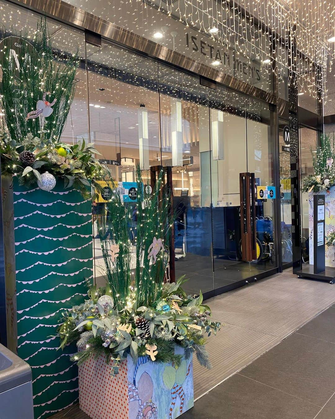 ISETAN PARK netさんのインスタグラム写真 - (ISETAN PARK netInstagram)「「One」で彩る伊勢丹新宿店🎄  皆川明さんとつくる「未来へつづくクリスマス」    今年もアーティスト皆川明さんといっしょに、あたらしいクリスマスの世界をお届けします✨  「One」 をテーマに「未来へつづくクリスマス」を表現。誰かと繋がりあう喜びや、新しい出会いのときめきがにぎやかなクリスマスを予感させ、小さな幸せがひとつひとつ輝きとなって、すてきな未来へ続く道を照らします。   皆川明さんが描き下ろしたメインビジュアルは、カラフルなコスチュームに身を包んだオーナメントの精たちが、手を取り合う風景。歓びや高揚感に溢れるクリスマスの世界が広がります。   さまざまな企画が続々と登場しますので、ぜひ皆さまもご一緒に伊勢丹新宿店のクリスマスを楽しんでくださいね💖    三越伊勢丹のクリスマス情報は @isetan_shinjuku ストーリー「🎄クリスマス」またはこちら▼  https://www.mistore.jp/shopping/feature/shops_f2/christmas_one_sp    🔔伊勢丹新宿店X(旧Twitter)では、あなたの「大切な人」「大切にしていること」などかけがえのない「One」を11月21日(火)まで募集中  選ばれた方には素敵なプレゼントも🎁  ご応募はX：伊勢丹新宿店(公式) https://twitter.com/isetanshinjuku から    #伊勢丹のクリスマス  #クリスマス2023 #三越伊勢丹のクリスマス #皆川明 #one #oneofmany #manyinone #oneofmanymanyinone #christmas #Xmas  #伊勢丹の正面玄関 #伊勢丹ショーウィンドウ #ショーウィンドウ #クリスマス装飾 #イルミネーション #クリスマスイルミネーション  #isetan #isetanshinjuku #이세탄 #신주쿠이세탄 #이세탄백화점 #イセタン #伊勢丹 #伊勢丹新宿 #新宿伊勢丹 #伊勢丹新宿店」11月12日 10時00分 - isetan_shinjuku