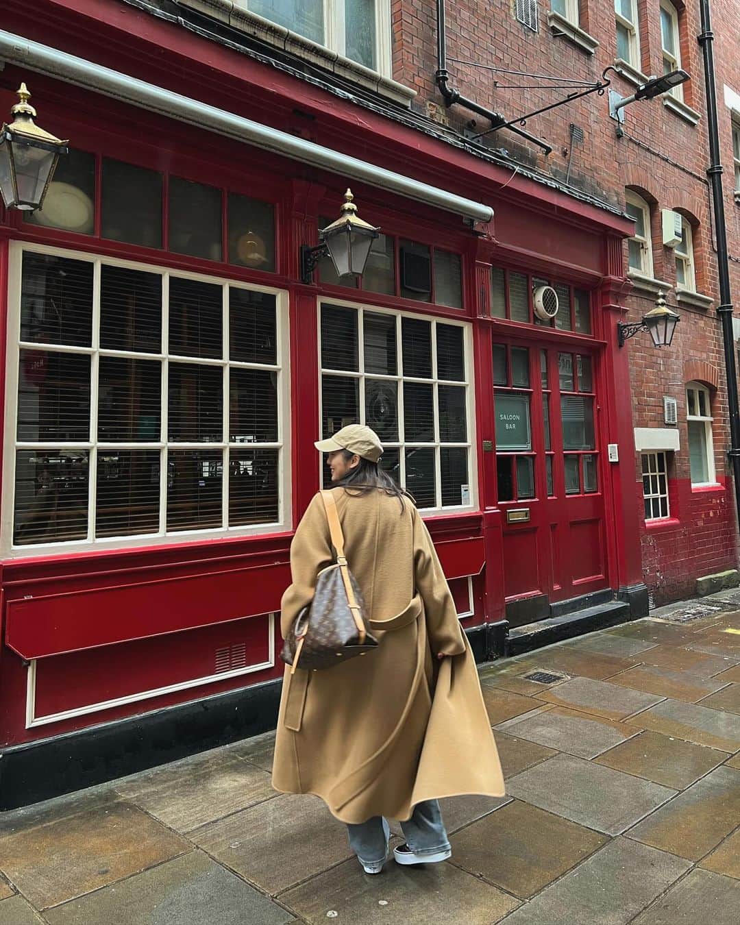 パン・ソヨンのインスタグラム：「우산 없이 비 오는 런던이라니 🇬🇧  #london #uk   런던에 꼭 입고 오고 싶었던 코트 @45th_one  #45th #one #45번가 #오엔이  #1988 #1985 #1984」
