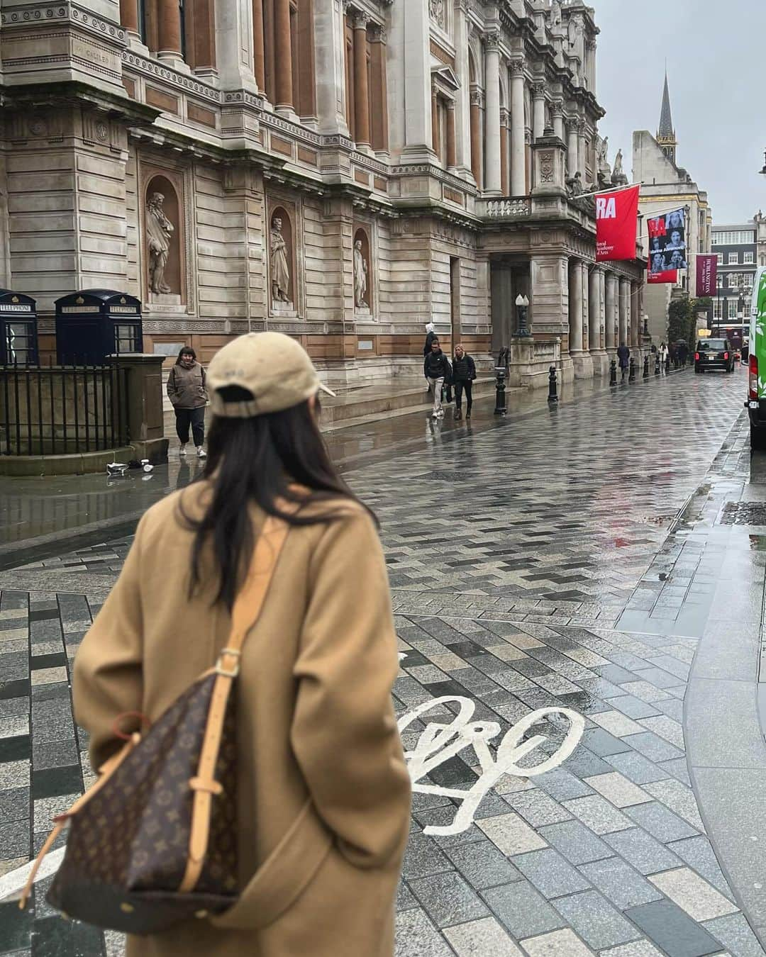 パン・ソヨンさんのインスタグラム写真 - (パン・ソヨンInstagram)「우산 없이 비 오는 런던이라니 🇬🇧  #london #uk   런던에 꼭 입고 오고 싶었던 코트 @45th_one  #45th #one #45번가 #오엔이  #1988 #1985 #1984」11月10日 16時56分 - banso