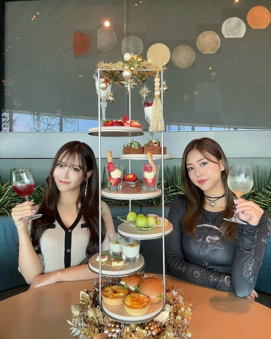 木村理恵のインスタグラム：「Xmas🎄アフタヌーンティー🫖❤️ @themoon_roppongi 行ってきたよ〜🥰  クリスマス先取りしてきたぁ🎅 全部可愛いし、全部すっごい美味しかった🤤❤️‍🔥  ノンアルコールジュースも2種類あって、どっちもすっきりしてて美味しかったよ🍷❤️  Christmas AfterMOON Teaは12/25までやってるので是非行ってみてね🎄🤍  📍The MOON 〒106-6152 東京都港区六本木6-10-1 六本木ヒルズ森タワ-52F  #themoon#アフタヌーンティー #クリスマスアフタヌーンティー #christmasafternoontea  #ropponginills #六本木ヒルズ #六本木#六本木グルメ #東京アフタヌーンティー#ハイティー #afternoontea#hightea #afternoonteajapan  #東京ランチ#東京グルメ#tokyolunch#tokyogourmet」