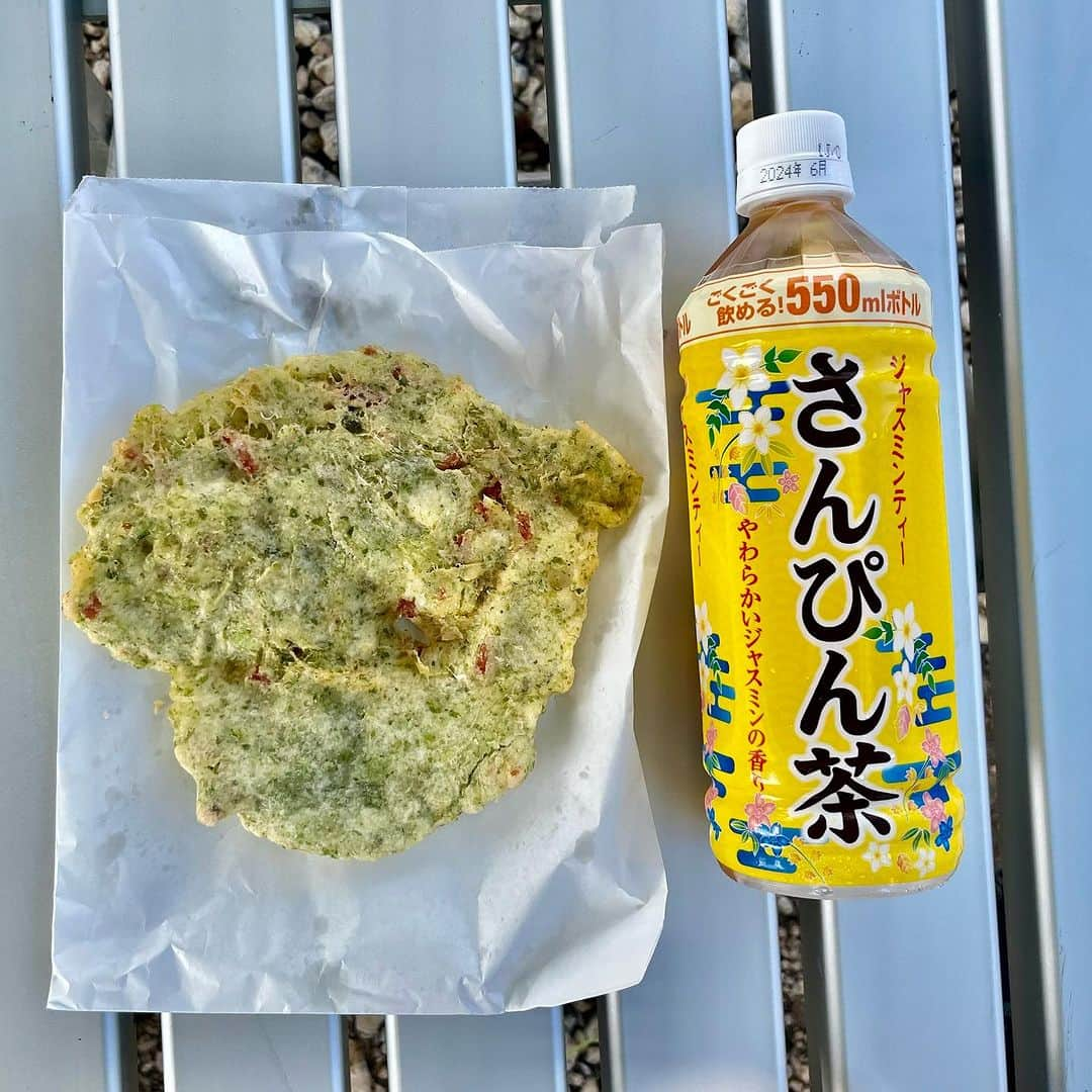 おきなわLikesさんのインスタグラム写真 - (おきなわLikesInstagram)「今回は沖縄天ぷらが食べたくなって、 聖地"奥武島"に行ってきました🚗🐱 ⁡ 本土のサクサク天ぷらもご飯に合って好きだけど、 サクもちの沖縄天ぷらはふと食べたくなるんですよね〜😋 ⁡ 漁港から魚を運搬する際に暑い沖縄で生の魚は傷みやすく、 腐りにくくするために天ぷらにして運んだとか。 （諸説あり） ⁡ だから港町の奥武島には 天ぷら屋さんがたくさんあるのかな～🤔 有名な天ぷら屋さんばかりなので、 悩んでしまう方のために勝手にレビュー🩵笑 ⁡ 📍#中本鮮魚店  奥武島に渡ってすぐ目の前にあるお馴染みのお店💡 種類が豊富でつい頼みすぎちゃう！！ 外国人のお客様にも人気みたいで 注文票も3か国語で用意されてました🇺🇸🇨🇳 ⁡ 📍#大城てんぷら  個人的オススメは500mlペットボトルくらい 大きいアーサ天ぷら！！！（写真4枚目） ポークが入ってて、パンチがある！ このサイズでもペロリでした😋🩵 ⁡ 📍#てるちゃん天ぷら  珍しい海ぶどう天ぷらは刻んだ生姜がたっぷり入っていて、３軒目でもさっぱり食べられますよ！（写真5枚目） ⁡ 漁港の目の前で天日干しされているイカが気になって 干してたおばあに声かけたら、 「これ売ってあげるよ」ってその場で取ってくれて、 てるちゃんの店舗で購入出来ました👏🦑🦑 トースターで焼いてマヨネーズと七味で…はい、最高😍 ⁡ 編集部メンバーにお土産にあげたら、 みんな気に入って後日買いに行ったとか🤭💗 わたしは先週末再び買いに行ったけど、 干したて(?)イカは完売で、冷凍のみでした😭 ⁡ ⁡ 私の中で、奥武島のイメージが 天ぷら→イカ🦑になりつつあるかも…🤣 ⁡ ⁡ 以前紹介した南城市Nバスで奥武島に行くルートもあるので、飲み歩きしながら、海の風を感じて、 天ぷら食べ比べして見るのも最高ですよ～🤤🩵 ⁡ あ、あと☝️ 市場のお刺身もとっても美味しそうだったのに、 天ぷら食べ過ぎてお刺身までたどり着けなかった... 腹持ちの良い沖縄天ぷらは食べすぎに注意です笑 ⁡ 東京の下町から4月に移住してきた【ともみん】でした🙋‍♀️✨ まだまだ「せっかく来たから…」の気持ちが抜けず つい一気に食べ比べしたくなっちゃうんですよね🤭 ⁡ ✜ 𖣯 ✜ 𖣯 ✜ 𖣯 ✜ 𖣯 ✜ 𖣯 ✜ 𖣯 ✜ 𖣯 ✜ 𖣯 ✜ ⁡ 沖縄のこと、「ちょっと好き」から「もっと好き」に。 ⁡ フォローしてね🌺 @okinawa_likes ⁡ ✜ 𖣯 ✜ 𖣯 ✜ 𖣯 ✜ 𖣯 ✜ 𖣯 ✜ 𖣯 ✜ 𖣯 ✜ 𖣯 ✜ #おきなわLikes #沖縄 #沖縄観光 #沖縄旅行 #沖縄好きな人と繋がりたい #okinawa #奥武島 #沖縄天ぷら #天ぷら #沖縄料理 #沖縄グルメ #イカ #猫 #南城市 #Nバス」11月10日 17時00分 - okinawa_likes