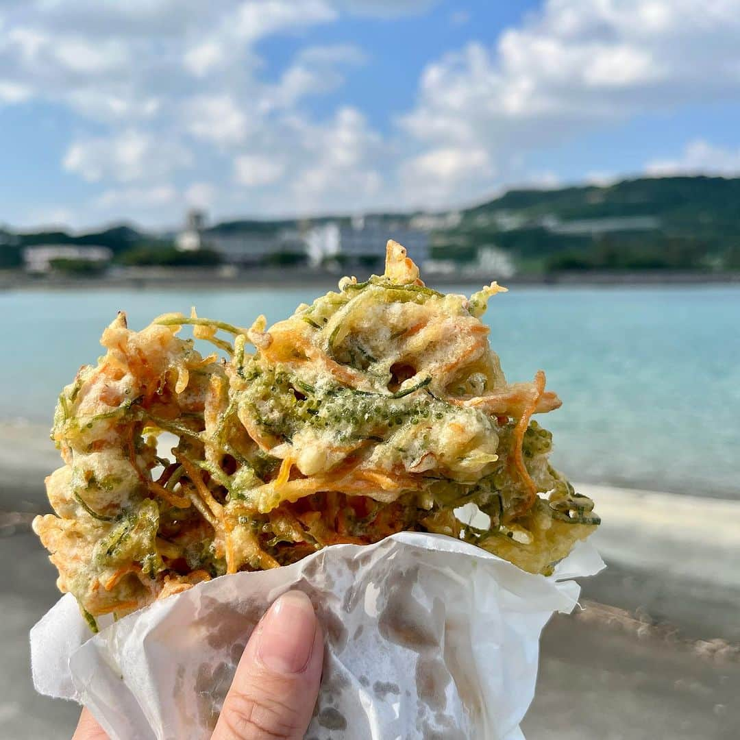 おきなわLikesさんのインスタグラム写真 - (おきなわLikesInstagram)「今回は沖縄天ぷらが食べたくなって、 聖地"奥武島"に行ってきました🚗🐱 ⁡ 本土のサクサク天ぷらもご飯に合って好きだけど、 サクもちの沖縄天ぷらはふと食べたくなるんですよね〜😋 ⁡ 漁港から魚を運搬する際に暑い沖縄で生の魚は傷みやすく、 腐りにくくするために天ぷらにして運んだとか。 （諸説あり） ⁡ だから港町の奥武島には 天ぷら屋さんがたくさんあるのかな～🤔 有名な天ぷら屋さんばかりなので、 悩んでしまう方のために勝手にレビュー🩵笑 ⁡ 📍#中本鮮魚店  奥武島に渡ってすぐ目の前にあるお馴染みのお店💡 種類が豊富でつい頼みすぎちゃう！！ 外国人のお客様にも人気みたいで 注文票も3か国語で用意されてました🇺🇸🇨🇳 ⁡ 📍#大城てんぷら  個人的オススメは500mlペットボトルくらい 大きいアーサ天ぷら！！！（写真4枚目） ポークが入ってて、パンチがある！ このサイズでもペロリでした😋🩵 ⁡ 📍#てるちゃん天ぷら  珍しい海ぶどう天ぷらは刻んだ生姜がたっぷり入っていて、３軒目でもさっぱり食べられますよ！（写真5枚目） ⁡ 漁港の目の前で天日干しされているイカが気になって 干してたおばあに声かけたら、 「これ売ってあげるよ」ってその場で取ってくれて、 てるちゃんの店舗で購入出来ました👏🦑🦑 トースターで焼いてマヨネーズと七味で…はい、最高😍 ⁡ 編集部メンバーにお土産にあげたら、 みんな気に入って後日買いに行ったとか🤭💗 わたしは先週末再び買いに行ったけど、 干したて(?)イカは完売で、冷凍のみでした😭 ⁡ ⁡ 私の中で、奥武島のイメージが 天ぷら→イカ🦑になりつつあるかも…🤣 ⁡ ⁡ 以前紹介した南城市Nバスで奥武島に行くルートもあるので、飲み歩きしながら、海の風を感じて、 天ぷら食べ比べして見るのも最高ですよ～🤤🩵 ⁡ あ、あと☝️ 市場のお刺身もとっても美味しそうだったのに、 天ぷら食べ過ぎてお刺身までたどり着けなかった... 腹持ちの良い沖縄天ぷらは食べすぎに注意です笑 ⁡ 東京の下町から4月に移住してきた【ともみん】でした🙋‍♀️✨ まだまだ「せっかく来たから…」の気持ちが抜けず つい一気に食べ比べしたくなっちゃうんですよね🤭 ⁡ ✜ 𖣯 ✜ 𖣯 ✜ 𖣯 ✜ 𖣯 ✜ 𖣯 ✜ 𖣯 ✜ 𖣯 ✜ 𖣯 ✜ ⁡ 沖縄のこと、「ちょっと好き」から「もっと好き」に。 ⁡ フォローしてね🌺 @okinawa_likes ⁡ ✜ 𖣯 ✜ 𖣯 ✜ 𖣯 ✜ 𖣯 ✜ 𖣯 ✜ 𖣯 ✜ 𖣯 ✜ 𖣯 ✜ #おきなわLikes #沖縄 #沖縄観光 #沖縄旅行 #沖縄好きな人と繋がりたい #okinawa #奥武島 #沖縄天ぷら #天ぷら #沖縄料理 #沖縄グルメ #イカ #猫 #南城市 #Nバス」11月10日 17時00分 - okinawa_likes