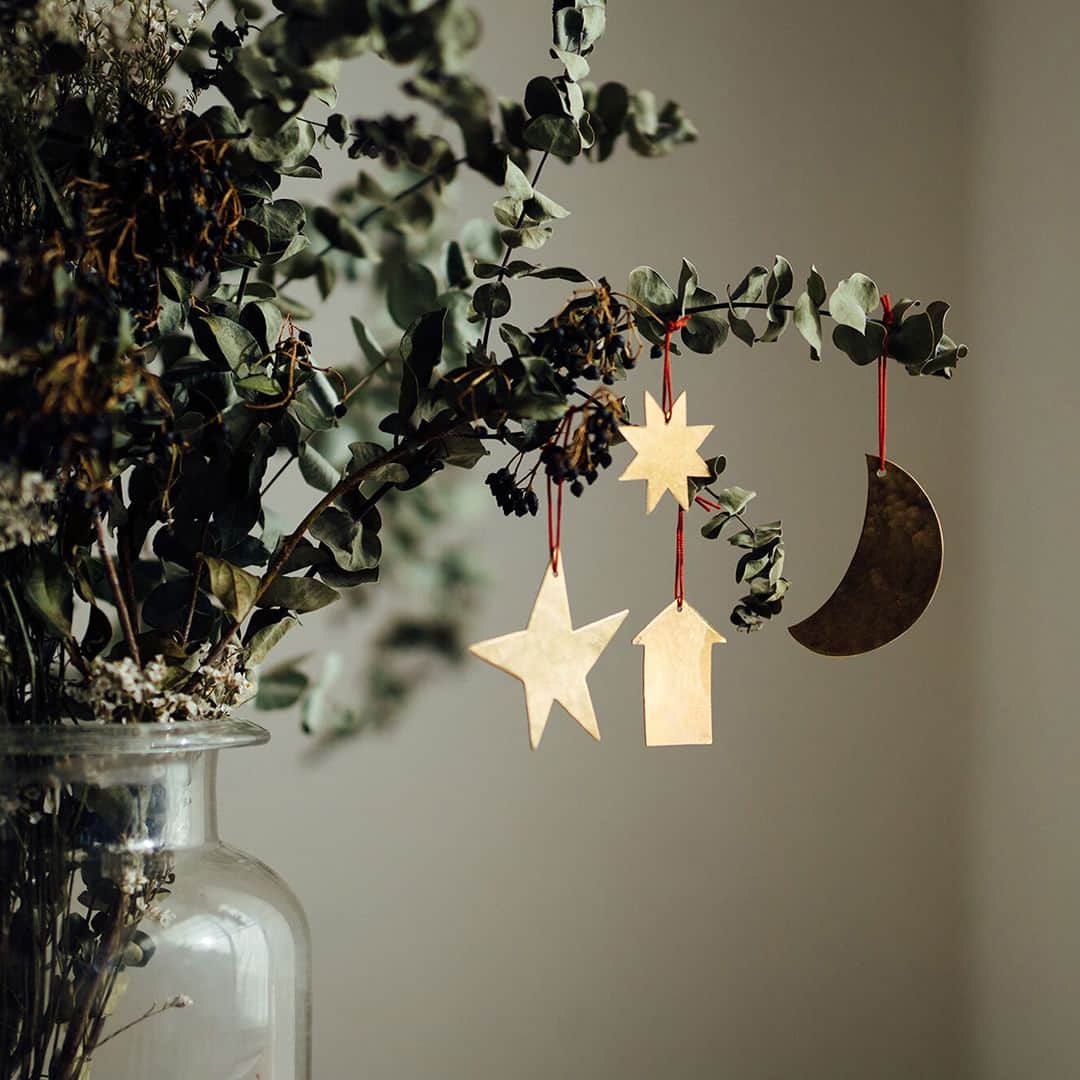 キナリノさんのインスタグラム写真 - (キナリノInstagram)「クリスマスムード高まる 「タペストリー・オーナメント」  －－－－－－－－－  クリスマスツリーを飾ると 一気に気分が高まりますよね。  飾り付けが簡単なタペストリーなら ちょっとした隙間時間に準備できますよ🎄  オーナメントはツリーに飾るのはもちろん、 ドアや壁飾りにしても素敵ですね🐎  キナリノモールにも素敵なタペストリーやオーナメントが 揃っているので、おすすめをご紹介します✨  ＝＝＝＝＝＝＝＝＝＝＝＝ おすすめをピックアップ♪ ＝＝＝＝＝＝＝＝＝＝＝＝  ❶nunocoto｜クリスマスツリータペストリー：さこももみ https://mall.kinarino.jp/item-21582  ❷nunocoto｜クリスマスツリータペストリー：福田利之 https://mall.kinarino.jp/item-35939  ❸IMPRESSION De BLOC｜アンプレッシオン クリスマスタペストリー https://mall.kinarino.jp/item-78197  ❹shesay｜マンゴーウッドのオーナメント クリスマス https://mall.kinarino.jp/item-130311  ❺クリスマス ストローオーナメントセット https://mall.kinarino.jp/item-131644  ❻fog linen work｜オーナメント https://mall.kinarino.jp/item-67594  －－－－－－－－－  🎄リース・スワッグ・タペストリー ▶︎ https://mall.kinarino.jp/christmas/home_wall 🎄オーナメント・オブジェ ▶︎ https://mall.kinarino.jp/christmas/home_ornaments  －－－－－－－－－  ▶画像をタップすると詳細情報をご覧いただけます。  ▶プロフィールの「クリスマス」ボタンから、クリスマ ス特集ページをご覧ください。→@kinarino_official  ▶キナリノアプリでも販売中！ 「お買いもの」→「インスタグラム掲載アイテム」 　 ※ダウンロードはプロフィールリンクから→ @kinarino_official  #クリスマス #クリスマスインテリア #タペストリー #オーナメント #ツリー #おうちクリスマス #キナリノモール #foglinenwork #キナリノ #kinarino #kinarinochristmas #Christmas #Christmasgift #gift」11月10日 17時00分 - kinarino_official