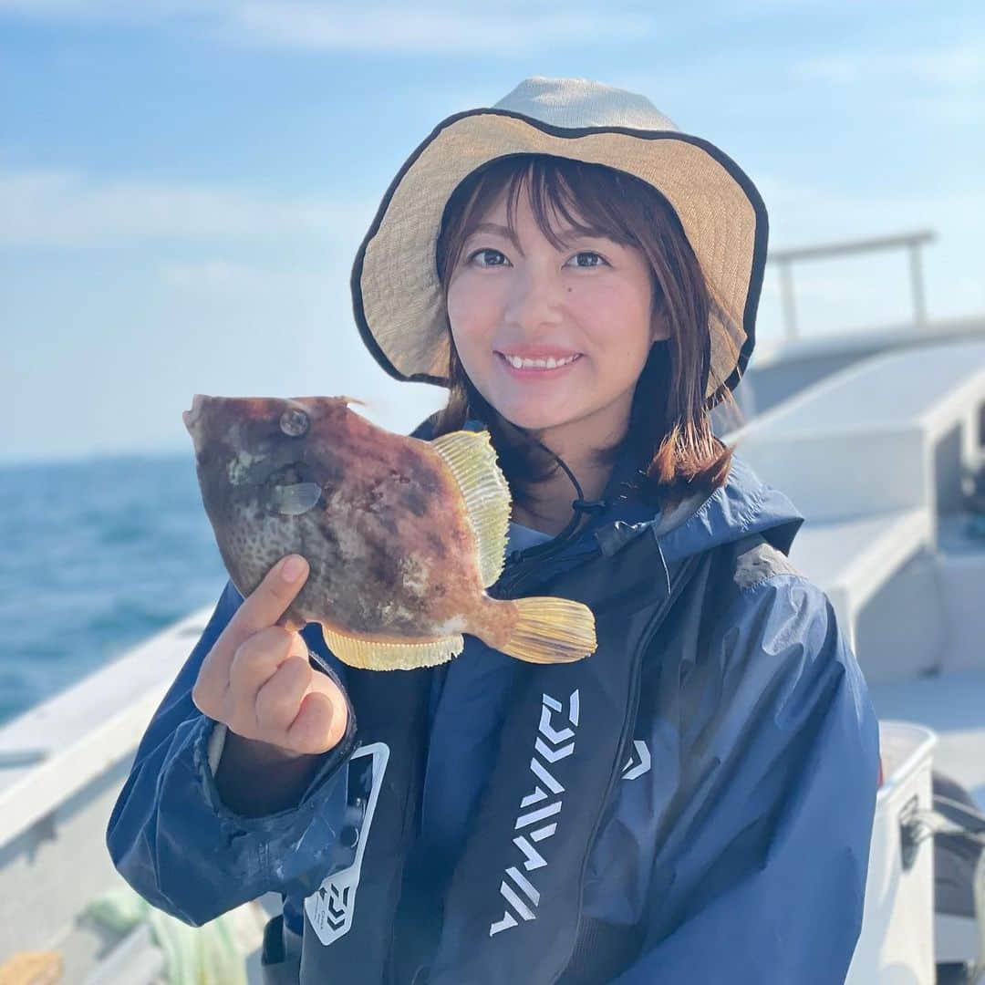 晴山由梨のインスタグラム：「うまくいく日もあれば、 うまくいかない日もあるよ、ね。  この日は何やっても上手くいかなかった日☔️  #釣り #カワハギ釣り」