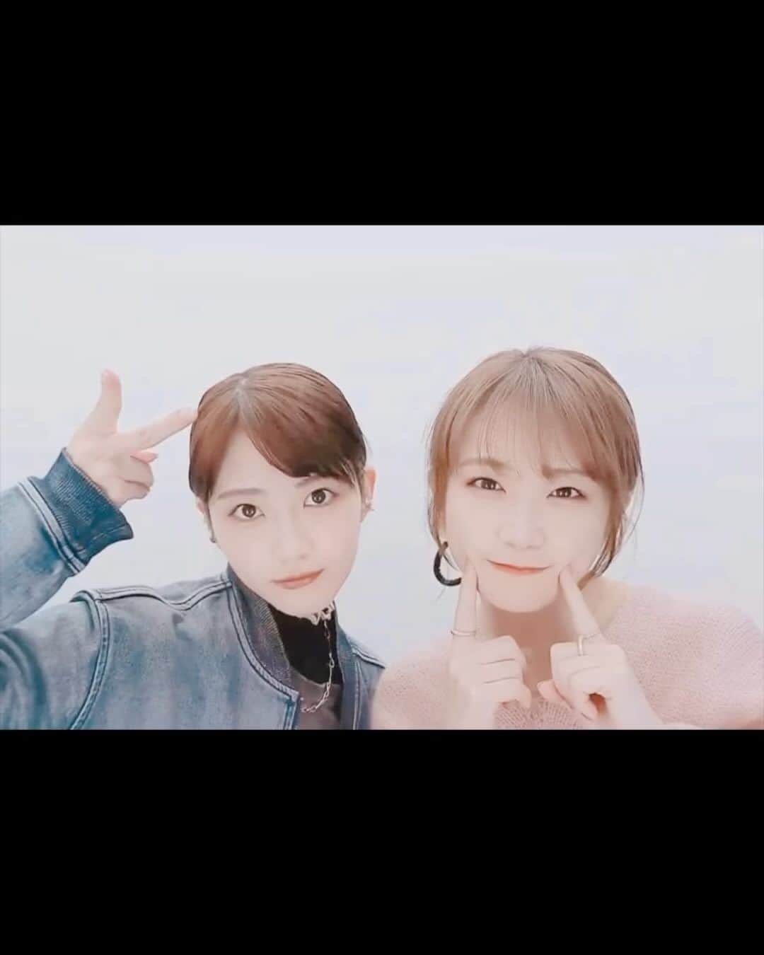 若月佑美のインスタグラム：「. 続き。 韓国で流行ってる#인생네컷 ？ 早送り動画が 自動で付いてくるの知らなくて 決めてる顔が動画になってて恥ずかしいねって話になりました。笑 . 機種の違いが分からなかったので とりあえずで入ったんだけど なんか色味が激薄。笑 . 真っ白に白飛びしちゃってたから 無理矢理最後の写真は色味暗くし て見えやすくしてみたけど限界😭 そんなのも良い思い出。 . 私が買おうか迷ってやめちゃったパックを真夏が『バラで売ってるの発見したからあげる☺️』ってくれたの。 韓国でも優しい真夏でした。 . #韓国旅行  #秋元真夏  #若月佑美」