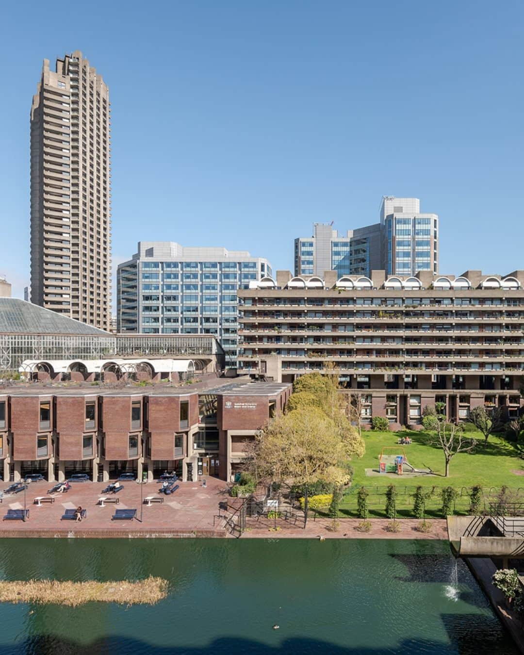 The Modern Houseのインスタグラム：「#forsale Brutalist Beauty: a first-floor apartment in the Barbican, bookended by sculptural balconies with views of St. Paul’s Cathedral.  Follow the link in bio for the sales listing.  Thomas More House III, Barbican, London EC2」