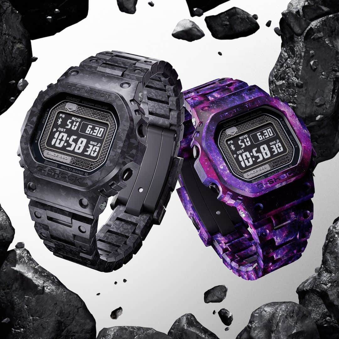 G-SHOCKのインスタグラム：「G-SHOCK 40th Anniversary MULTIPLEX CARBON EDITION GCW-B5000UN  誕生以来そのデザインを変えることなく、機能、性能、素材を進化させてきたDW-5000C。今回は40周年の限定モデルとして、製法の異なる3つのカーボン素材をベゼル、バンド、ケースに採用。パーツごとに成形方法の違いによる素材特性を吟味して作り上げました。  ベゼルとバンドに採用したフォージドカーボンの独特な素材感から着想を得て、壮大な銀河の霧をイメージしたデザインが完成。ブラックと、混色成形によるパープルの2モデルをラインナップしています。  Since its birth in 1983, the DW-5000C has evolved in function, performance, and materials without changing its original design. Now this 40th anniversary limited edition uses three different carbon materials for the bezel, band, and case, each produced in a different way. Each part was created by carefully examining the material characteristics of the different molding methods.  Inspired by the unique texture of the forged carbon used for the bezel and band, the design was completed to resemble a galactic mist. The lineup includes two models, one in black and the other in purple produced by mixed-color molding.  GCW-B5000UN-1JR GCW-B5000UN-6JR  #g_shock #gshock40th #dw5000c #腕時計 #40周年」