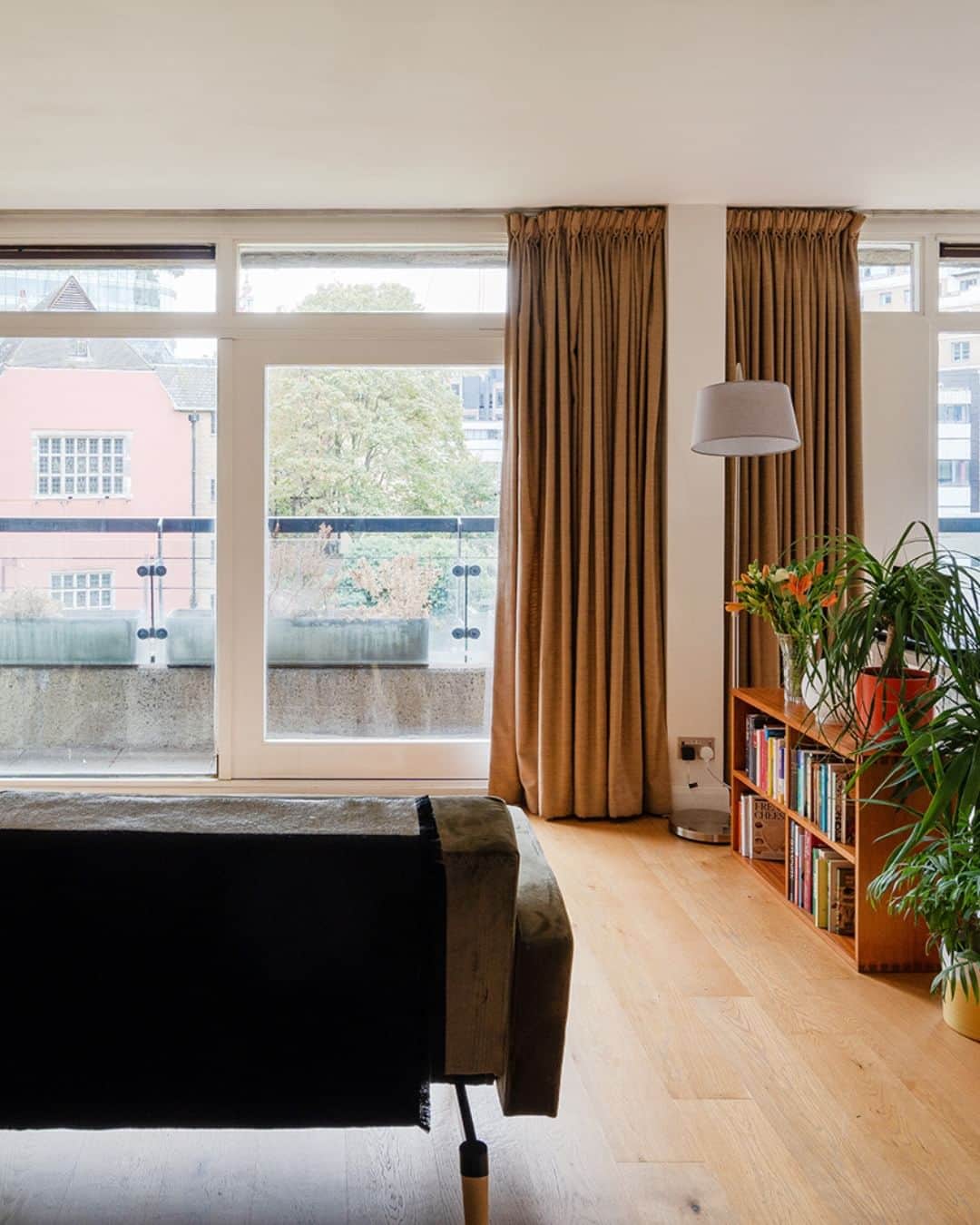 The Modern Houseさんのインスタグラム写真 - (The Modern HouseInstagram)「#forsale Brutalist Beauty: a first-floor apartment in the Barbican, bookended by sculptural balconies with views of St. Paul’s Cathedral.  Follow the link in bio for the sales listing.  Thomas More House III, Barbican, London EC2」11月10日 17時00分 - themodernhouse