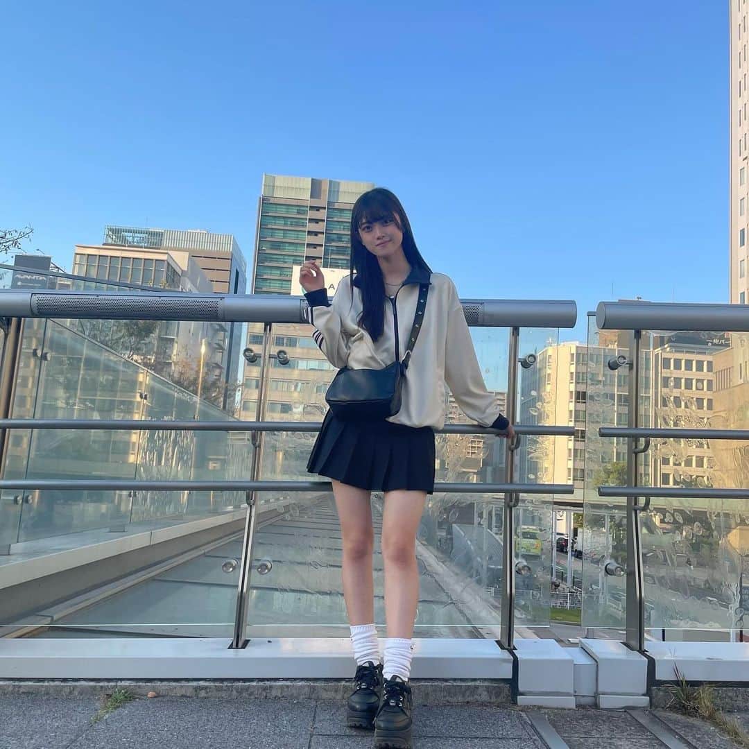 のインスタグラム：「韓国カジュアル👟🫧 流行りのトラックジャケットを取り入れたカジュアルコーデ✩.*˚ 白×ネイビーのシンプルだから合わせやすくてお気に入りです!!  tops⇒JEANASIS bottom⇒WEGO socks⇒repipi armario shoes⇒YOUSUKE bag⇒WEGO  #林美央子#ミオコ#ニコラ #nicola #ニコラ12月号 #ニコラモデル #ニコモ #fjc #sjc #ljc #fjk#jeanasis#jeanasisコーデ#repipiarmario#WEGO#韓国コーデ#カジュアルコーデ」
