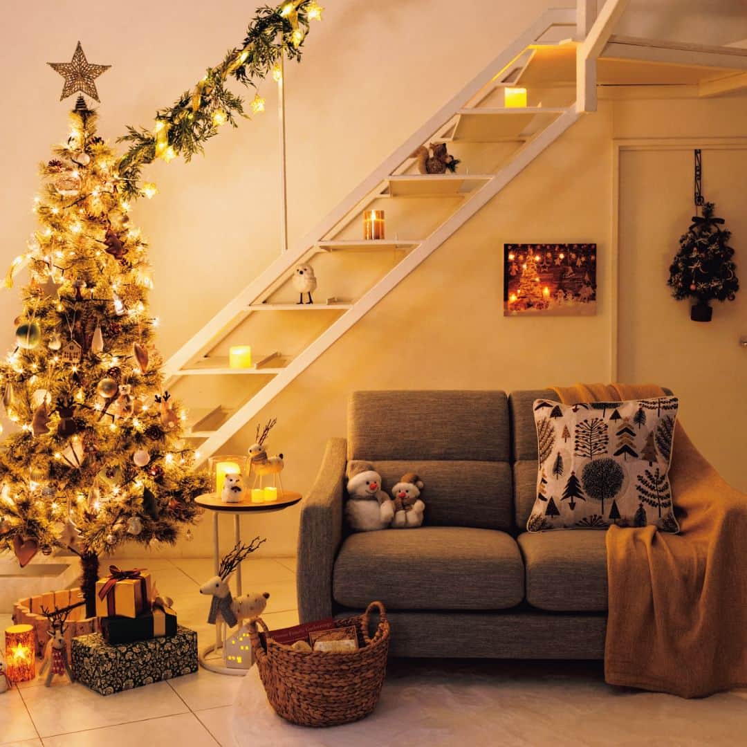 「お、ねだん以上。」ニトリ公式アカウントのインスタグラム：「ワクワクするアイテムを取り入れて、 クリスマスまで心躍るお部屋に。  ニトリでどこでもクリスマス。🎄 リビングはもちろん、玄関や階段、お庭など、さまざまなスペースにクリスマスの飾り付けをしてみませんか❓ ニトリの豊富なクリスマスグッズで、ホリデーシーズンを華やかに彩りましょう。  🌟玄関✨ 省スペースで飾れるハーフツリーなら、玄関にも置けちゃいます。壁に沿って設置できるので、狭いスペースでもOK！ 玄関のハーフツリーでお客様を温かくお迎え。おうちに帰るたびにクリスマスの楽しみが高まります🥁  🌟階段✨ 階段の手すりも飾りつけちゃいましょう。色や素材を統一すると、よりおしゃれに…。 壁にもアイテムをちょこっと飾って、雰囲気を盛り上げよう。クリスマスカラーの赤や緑を使うと一層華やかになります🪅  🌟お庭✨ あたたかな灯りがお庭を演出。お庭に灯るイルミネーションが、幻想的な雰囲気を醸し出します。 お庭でのクリスマスパーティーも楽しめてGOOD❗️  クリスマスは家族や友人と楽しい時間を過ごす特別な日。 リビングや玄関、庭などの空間をワクワクするアイテムを取り入れて、あなただけの素敵なクリスマスシーズンを楽しみませんか❓  ✅今回ご紹介したアイテムは商品タグよりご覧いただけます。画像をタップしてご覧ください👀  ✅#ニトリ #mynitori @nitori_officialのいずれかが付いた投稿はストーリーズにてリポストさせていただくことがございます。みなさまの投稿をお待ちしています😊  ※写真には演出品を含みます。 ※入荷待ちの商品についてはお届けまでに日数をいただく場合がございます。 ※店舗、通販サイトでは展示や在庫がない場合がございます。 ※商品の価格は変動する可能性があります。  #心地よい暮らし #オーナメント #インテリア #クリスマス #リース #クリスマスツリー」