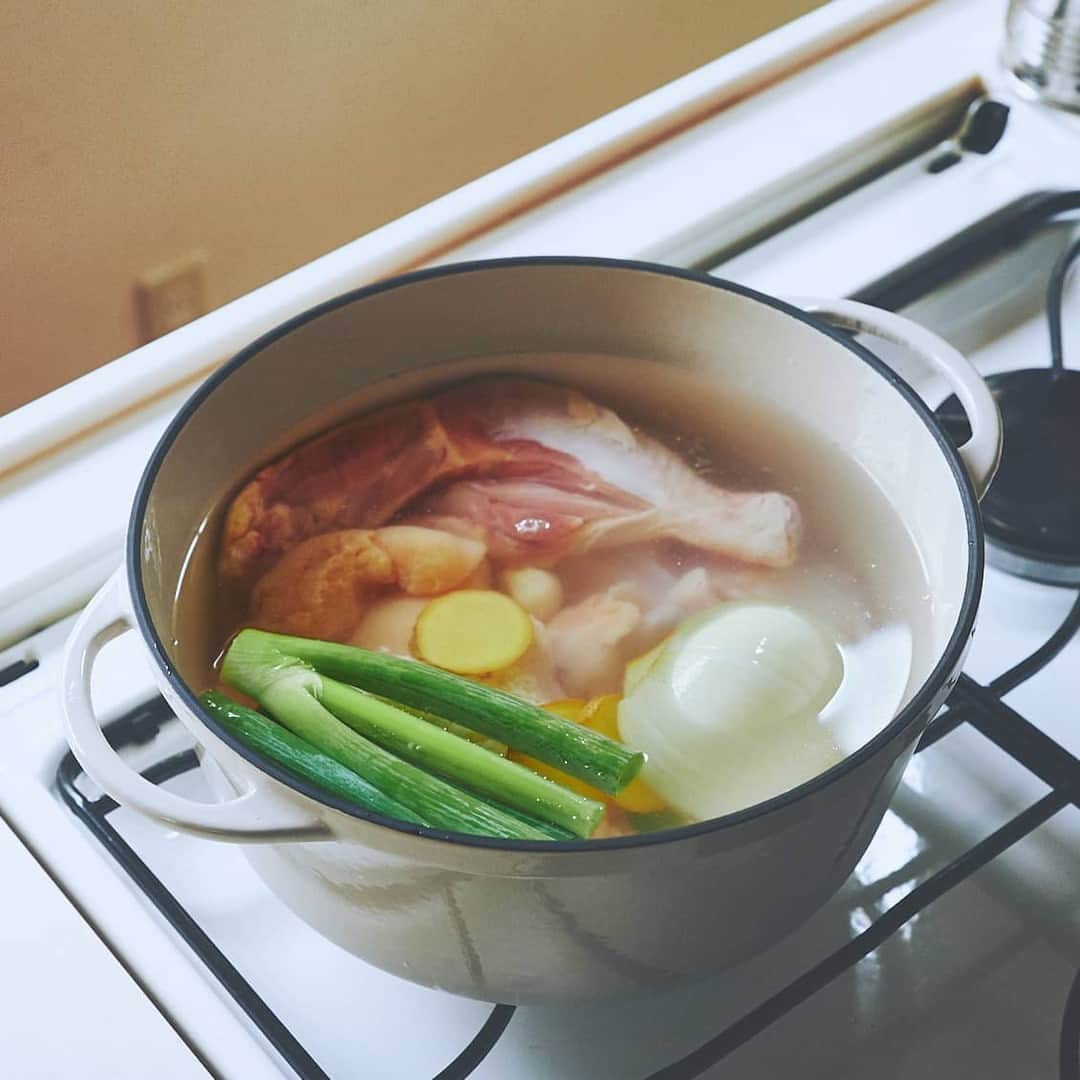 北欧、暮らしの道具店さんのインスタグラム写真 - (北欧、暮らしの道具店Instagram)「スーパーで買えるものだけ！  自宅でできる簡単参鶏湯レシピ . - - - - - - - - - - - - - - - - -  ほとんどの具材を切らずに鍋に入れて、 コトコト煮込むだけなので 本当に簡単なうえに、その味は本場そのもの。  実際に韓国で食べ比べをした 参鶏湯研究家・脇もとこさんが、 日本のスーパーで手に入る食材で どうしたら簡単に再現できるか、 を考え抜いた自慢のレシピです。 . - - - - - - - - - - - - - - - - - 材料を鍋に入れるだけ&包丁いらず！ �身体ほかほか参鶏湯 - - - - - - - - - - - - - - - - -  【材料（4〜5人分）】 【a】 �・骨つきモモ肉…1本� ・胸肉…1枚� ・手羽元…5本� ・にんにく…3片� ・玉ねぎ…1/2個� ・長ねぎ（緑色の部分）…1本分� ・しょうが（皮付きのままスライス）…3枚� ・もち米…70g� ・水…鍋の8分目になるくらいを目分量で  ・山芋または長芋…15cm� ・すりごま…大さじ2� ・塩…小さじ2� ・小ねぎ…4〜5本  ・糸とうがらし、高菜漬け、キムチなど…適宜  ※鶏肉は、お好みで合わせて600gくらいが目安。 鶏の骨からいいだしが取れるので 骨つきの部位はぜひ使い、 その他の部位も含めて3種類くらいを 組み合わせるのがおすすめです。  ＜下準備＞ もち米は洗って30分くらい水に浸し、 玉ねぎは皮をむき、 ニンニクは皮をむいて潰しておきます。  【作り方】 ❶鍋に材料を入れる 鍋に【a】の材料をすべて切らずに そのまま入れ、少しだけ隙間を開けて 鍋の蓋をして、火にかけます。  ❷弱火で30分煮込む 沸騰したらアクと脂を取り、 時々かき混ぜながら弱火で30分くらい煮込みます。 煮込む時は常に蓋の隙間を少しだけ 開けておきます。  ❸山芋をすり入れる 皮をむいた山芋をおろして鍋に直接入れ、 すりごま、塩も加えて、 さらに20分くらい煮込みます。 山芋は、最初どろっとしていますが、 20分煮込むうちにトロトロになって スープになじむのでご心配なく。  ❹ねぎやしょうがを取り除く 鶏のくさみ消し用のねぎ、しょうが、玉ねぎを 取り出し、鍋の中で鶏肉をほぐして完成です。 小口切りにした小ねぎを散らし、 あれば糸唐辛子、高菜漬、キムチなどを 添えていただきます。 . - - - - - - - - - - - - - - - - - ■ 脇さん �「薬膳では、湯気や香りも、 体に作用していると言われているんですよ。 料理中はたっぷりいい香りを 吸い込んでくださいね」 . - - - - - - - - - - - - - - - - - . #kitchen#kitchendesign#kitchenware￼#food￼￼￼ #レシピ#鍋#トマト鍋#参鶏湯#参鶏湯レシピ#韓国料理#薬膳#夜ご飯#昼ごはん#ランチ#煮込み料理#脇もとこ さん#家じかん#料理#キッチン#キッチン雑貨#シンプル#シンプルライフ#シンプルデザイン#暮らしを楽しむ#日々の暮らし#北欧#暮らし#北欧暮らしの道具店」11月10日 17時02分 - hokuoh_kurashi