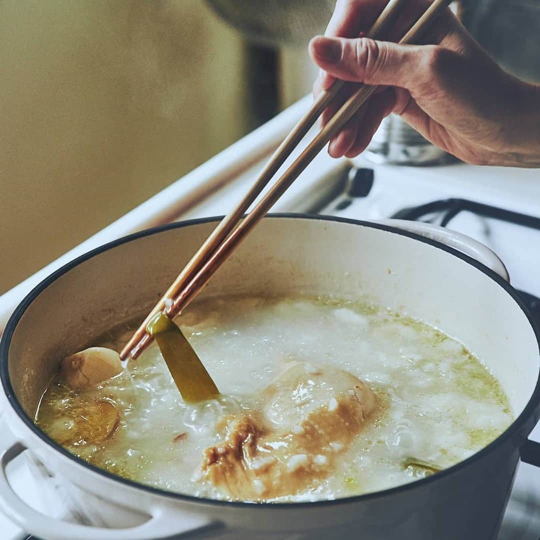 北欧、暮らしの道具店さんのインスタグラム写真 - (北欧、暮らしの道具店Instagram)「スーパーで買えるものだけ！  自宅でできる簡単参鶏湯レシピ . - - - - - - - - - - - - - - - - -  ほとんどの具材を切らずに鍋に入れて、 コトコト煮込むだけなので 本当に簡単なうえに、その味は本場そのもの。  実際に韓国で食べ比べをした 参鶏湯研究家・脇もとこさんが、 日本のスーパーで手に入る食材で どうしたら簡単に再現できるか、 を考え抜いた自慢のレシピです。 . - - - - - - - - - - - - - - - - - 材料を鍋に入れるだけ&包丁いらず！ �身体ほかほか参鶏湯 - - - - - - - - - - - - - - - - -  【材料（4〜5人分）】 【a】 �・骨つきモモ肉…1本� ・胸肉…1枚� ・手羽元…5本� ・にんにく…3片� ・玉ねぎ…1/2個� ・長ねぎ（緑色の部分）…1本分� ・しょうが（皮付きのままスライス）…3枚� ・もち米…70g� ・水…鍋の8分目になるくらいを目分量で  ・山芋または長芋…15cm� ・すりごま…大さじ2� ・塩…小さじ2� ・小ねぎ…4〜5本  ・糸とうがらし、高菜漬け、キムチなど…適宜  ※鶏肉は、お好みで合わせて600gくらいが目安。 鶏の骨からいいだしが取れるので 骨つきの部位はぜひ使い、 その他の部位も含めて3種類くらいを 組み合わせるのがおすすめです。  ＜下準備＞ もち米は洗って30分くらい水に浸し、 玉ねぎは皮をむき、 ニンニクは皮をむいて潰しておきます。  【作り方】 ❶鍋に材料を入れる 鍋に【a】の材料をすべて切らずに そのまま入れ、少しだけ隙間を開けて 鍋の蓋をして、火にかけます。  ❷弱火で30分煮込む 沸騰したらアクと脂を取り、 時々かき混ぜながら弱火で30分くらい煮込みます。 煮込む時は常に蓋の隙間を少しだけ 開けておきます。  ❸山芋をすり入れる 皮をむいた山芋をおろして鍋に直接入れ、 すりごま、塩も加えて、 さらに20分くらい煮込みます。 山芋は、最初どろっとしていますが、 20分煮込むうちにトロトロになって スープになじむのでご心配なく。  ❹ねぎやしょうがを取り除く 鶏のくさみ消し用のねぎ、しょうが、玉ねぎを 取り出し、鍋の中で鶏肉をほぐして完成です。 小口切りにした小ねぎを散らし、 あれば糸唐辛子、高菜漬、キムチなどを 添えていただきます。 . - - - - - - - - - - - - - - - - - ■ 脇さん �「薬膳では、湯気や香りも、 体に作用していると言われているんですよ。 料理中はたっぷりいい香りを 吸い込んでくださいね」 . - - - - - - - - - - - - - - - - - . #kitchen#kitchendesign#kitchenware￼#food￼￼￼ #レシピ#鍋#トマト鍋#参鶏湯#参鶏湯レシピ#韓国料理#薬膳#夜ご飯#昼ごはん#ランチ#煮込み料理#脇もとこ さん#家じかん#料理#キッチン#キッチン雑貨#シンプル#シンプルライフ#シンプルデザイン#暮らしを楽しむ#日々の暮らし#北欧#暮らし#北欧暮らしの道具店」11月10日 17時02分 - hokuoh_kurashi