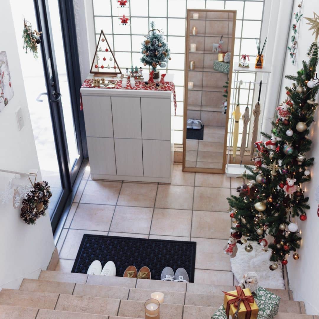「お、ねだん以上。」ニトリ公式アカウントさんのインスタグラム写真 - (「お、ねだん以上。」ニトリ公式アカウントInstagram)「ワクワクするアイテムを取り入れて、 クリスマスまで心躍るお部屋に。  ニトリでどこでもクリスマス。🎄 リビングはもちろん、玄関や階段、お庭など、さまざまなスペースにクリスマスの飾り付けをしてみませんか❓ ニトリの豊富なクリスマスグッズで、ホリデーシーズンを華やかに彩りましょう。  🌟玄関✨ 省スペースで飾れるハーフツリーなら、玄関にも置けちゃいます。壁に沿って設置できるので、狭いスペースでもOK！ 玄関のハーフツリーでお客様を温かくお迎え。おうちに帰るたびにクリスマスの楽しみが高まります🥁  🌟階段✨ 階段の手すりも飾りつけちゃいましょう。色や素材を統一すると、よりおしゃれに…。 壁にもアイテムをちょこっと飾って、雰囲気を盛り上げよう。クリスマスカラーの赤や緑を使うと一層華やかになります🪅  🌟お庭✨ あたたかな灯りがお庭を演出。お庭に灯るイルミネーションが、幻想的な雰囲気を醸し出します。 お庭でのクリスマスパーティーも楽しめてGOOD❗️  クリスマスは家族や友人と楽しい時間を過ごす特別な日。 リビングや玄関、庭などの空間をワクワクするアイテムを取り入れて、あなただけの素敵なクリスマスシーズンを楽しみませんか❓  ✅今回ご紹介したアイテムは商品タグよりご覧いただけます。画像をタップしてご覧ください👀  ✅#ニトリ #mynitori @nitori_officialのいずれかが付いた投稿はストーリーズにてリポストさせていただくことがございます。みなさまの投稿をお待ちしています😊  ※写真には演出品を含みます。 ※入荷待ちの商品についてはお届けまでに日数をいただく場合がございます。 ※店舗、通販サイトでは展示や在庫がない場合がございます。 ※商品の価格は変動する可能性があります。  #心地よい暮らし #オーナメント #インテリア #クリスマス #リース #クリスマスツリー」11月10日 17時01分 - nitori_official
