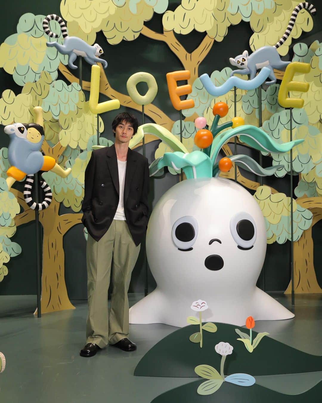 柳俊太郎のインスタグラム：「11月11日にリニューアルオープンする「カサロエベ表参道」に行ってきました！ ジョナサン・アンダーソンが手掛けた「カサ」コンセプトの店内には、数多くのアート 作品が並び、日本展開50周年を祝して、京都の陶芸制作ユニット「スナ・フジタ」との作品が世界先行発売! すぐ隣には、キャンディショップも期間限定でオープンしてます！  #PR #LOEWE  #LOEWEOmotesando #ロエベ #shuntaroyanagi」