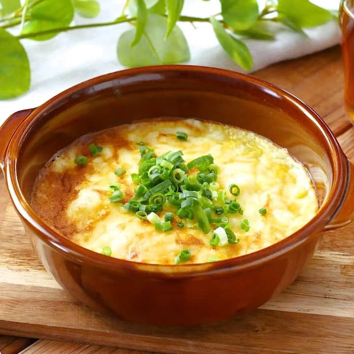 macaroniのインスタグラム：「材料3つ、おろし器不要！「#長芋のふわとろチーズグラタン」このレシピのポイントは↓の投稿文をチェックしてくださいね✨   ---------------------------------- ✍️このレシピのポイントは…   ✔️ 味付けは白だしで！ ✔️長芋とチーズのふわとろ食感がたまらない🤤 ✔️主材料は長芋と卵、チーズの3つだけ🧀 ----------------------------------    ご質問はお気軽にコメント欄にどうぞ😊⁠ macaroni の料理家が⁣返信いたします👩‍🍳✨⁠  「保存」をしておくと、レシピを見返すときに便利👏 おいしそうと思った方は「いいね」で教えてね💞  ■調理時間：10分  ■材料（1〜2人分) ・長芋：150g ・卵：1個 ・白だし(2倍濃縮)：大さじ1杯 ・塩：ふたつまみ ・とろけるチーズ：30g  ＜トッピング＞ ・小口ねぎ：適量  ■下ごしらえ 長芋は皮をむきます。  ■作り方 1. 長芋をビニール袋に入れて、めん棒で叩きます。 2. ①に卵、白だし、塩ふたつまみを加えてよく混ぜます。 3. 耐熱容器に入れてチーズをのせ、トースターで5分ほど焼きます。チーズに焼き色がついたら、小口ねぎをトッピングして完成です。  ■コツ・ポイント ・明太子をプラスしてもおいしいですよ。 ・長芋を叩く際、めん棒がない場合は瓶の底などを使って叩いてもOKです。 ・お好みでかつお節や刻み海苔をトッピングするのもおすすめです。  #macaroniレシピ #レシピ #おうちごはん #暮らし #日常  #おうちカフェ #ごはん #暮らしを楽しむ #料理好きな人と繋がりたい #自炊 #手料理 #丁寧な暮らし #うちごはん #日々の暮らし #家庭料理 #日々 #献立 #ランチ #晩ごはん #夕飯 #夜ごはん #お昼ごはん #夜ご飯 #晩ご飯 #お昼ご飯 #おうち時間 #長芋」