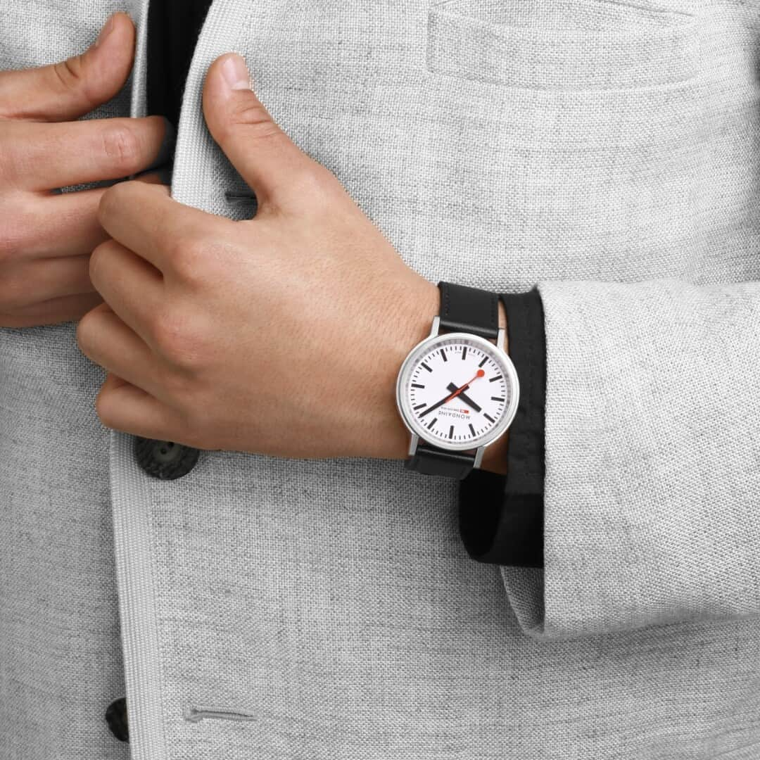 モンディーンさんのインスタグラム写真 - (モンディーンInstagram)「Our stop2go watch features a minimalist design with a stainless steel case and a black vegan leather strap, creating a timeless appeal to go with any outfit in any season.  Each watch also comes with a time-setting pen to allow you to adjust the time as you need - a thoughtful detail that comes with precise craftsmanship.   #ASICONICASYOU #swissheritage #craftedinswitzerland #stop2go」11月10日 17時01分 - mondaine_watch