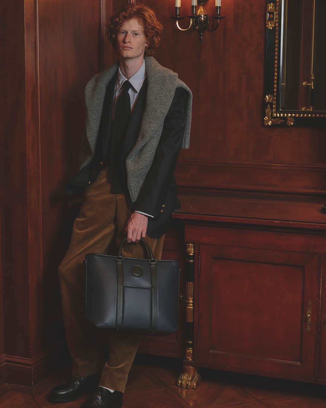 ブルックス ブラザーズのインスタグラム：「11月18日(土)に発売するBrooks Brothers ✕ HUNTING WORLD コラボレートバッグより、カジュアルなスタイルからビジネスシーンまで幅広く活躍する2Wayトート。 「ハンティング・ワールド」 @huntingworld_official がインラインで展開しているトートにはない、取り外しできるショルダーストラップが付属。手持ちの他、たすき掛けやワンショルダースタイル、またハンドルの長さを調整して肩がけなど、より幅広いスタイルを可能にしました。14インチ程度のPCや書類などを持ち運ぶ収納力を備えつつも、女性にもフィットするコンパクトなサイズ感です。 「ハンティング・ワールド」のオリジナル機能素材“バチュー・クロス”の独特な艶感が、エレガントな中にも程よくスポーティな要素を加え、スマートな印象を演出します。  ■発売日：11月18日(土)  　※11月15日(水)よりの伊勢丹新宿店メンズ館 B1 ハンティング・ワールド POP–UPストアにて先行発売  ■ラインアップ ・キャリーオール　/　¥214,500 (税込) ・2Wayトート　　/　¥220,000(税込) 　※数量限定、なくなり次第終了  【取扱い店舗】 ■ブルックス ブラザーズ ・ブルックス ブラザーズ 表参道  ■ハンティング・ワールド ・オンラインストア ・全国のハンティング・ワールド店舗 ※一部取り扱い無し  ■ハンティング・ワールド POP-UPストア ・伊勢丹新宿店　メンズ館 地下1階 11月15日(水)→21日(火)　  ・阪急メンズ東京　B1F　BASE B1 11月22日(水)→28日(火)  ・阪急メンズ大阪　1階ステージ2 11月22日(水)→28日(火)  ※〈ハンティング・ワールド〉のお取り扱いについて、詳しくはハンティング・ワールド公式オンラインストアをご覧ください。  #BrooksBrothers #ブルックスブラザーズ #huntingworldnyc #huntingwold #ハンティングワールド #トラッド＃アメトラ #キャリーオール #carryall #トートバッグ #totebag」