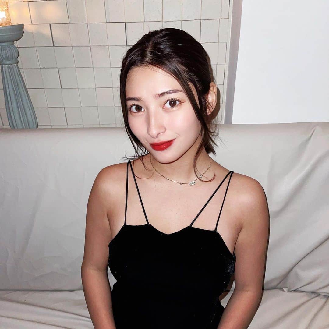 荒牧理沙のインスタグラム：「美しい目のためには、他人のいいところを見ること。 美しい唇のためには、優しい言葉しか喋らないこと。 そして、美しい身のこなしのためには、一人ではないという知識を持って歩きなさい。」