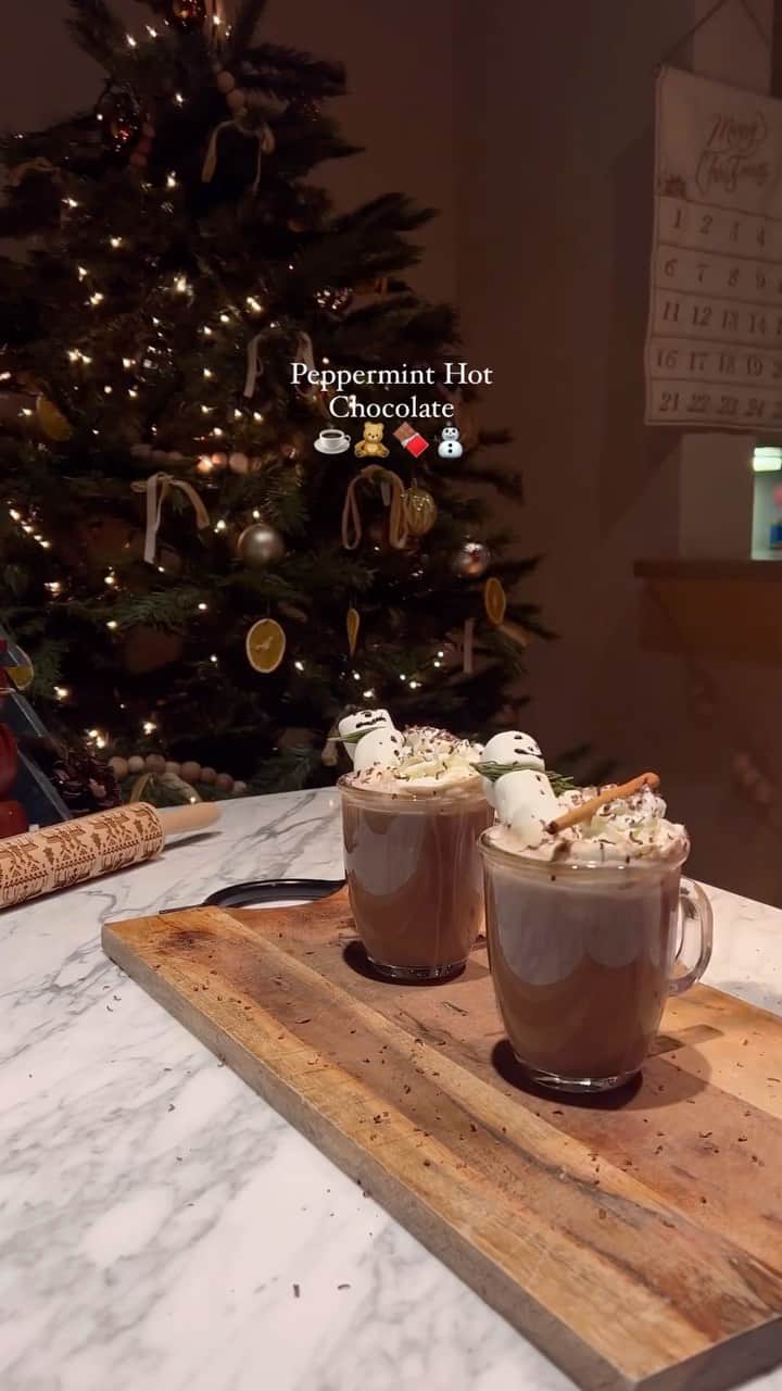 Public Desireのインスタグラム：「Officially hot chocolate weather ☕️🍫🥰  📸 @chizobauwakwe」