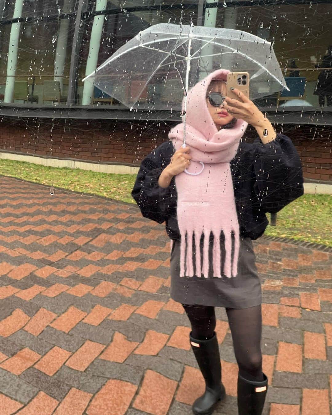zussaのインスタグラム：「photo by mama📷🧣  フーディー作りたかったので作れて嬉しい~🧢 化粧するのめんどくさくてサングラスでカバー😗  #miroamurette#mirofilles#きれいめカジュアル#韓国コーデ#マフラー#雨の日」