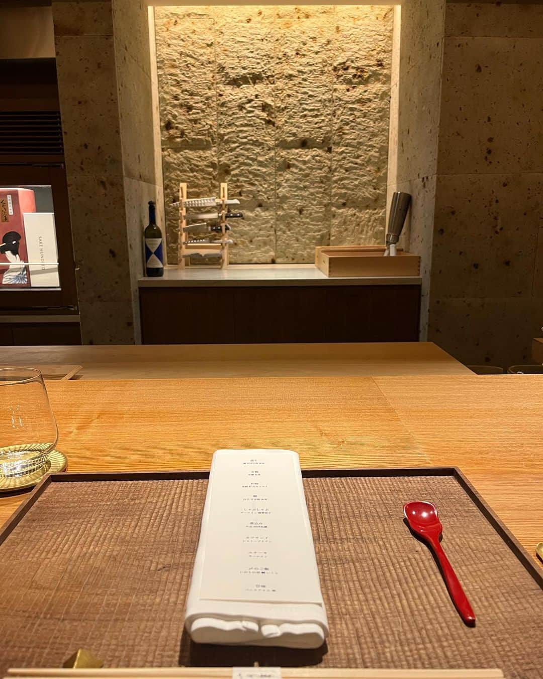 やまだひさしのインスタグラム：「孤独じゃないグルメ 牛肉が重い年頃。。 いつもなら肉懐石はご遠慮してるのだが 知人の店となれば話は別。 同席者の誕生祝いも兼ねて、 意(胃)を決して訪問。 まんまと裏切られたー(勿論いい意味) 季節の素材を活かしながら、 変化に富んだ品々。 和洋の調味バランスもほどよく、 肉を待たずして満足してしまうほど。 高速BPM舌鼓が止まらず完食。 A5云々を並べる凡庸タイプとは明らかに異なるアプローチ。 店舗装飾の盆栽も圧巻でした。 素敵な仲間との大切な日にオススメ。 次回は海外のお客様と一緒に。 ご馳走さまでした。 #やまだひさし #ラジオ #DJ #グルメ #まとい」