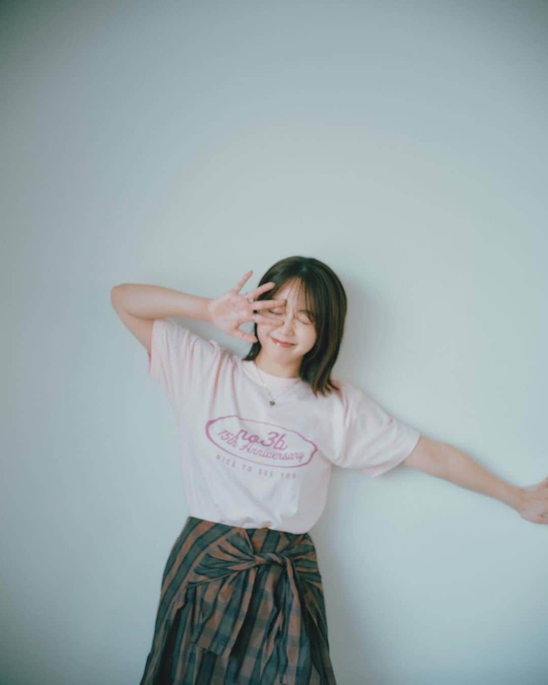 峯岸みなみのインスタグラム：「今月の25日にせまるノースリーブスのライブTシャツ（Sサイズ）着てみました。とある雑誌の撮影の合間にマネージャーさんに撮ってもらおうと思っていたら、カメラマンの川﨑一貴さん（ @ke___ke______ ）が撮影してくれたんです📸えも良い。本当にありがとうございました。  マネージャーさんが撮ってくれた水色バージョンも載せておきます🫢」