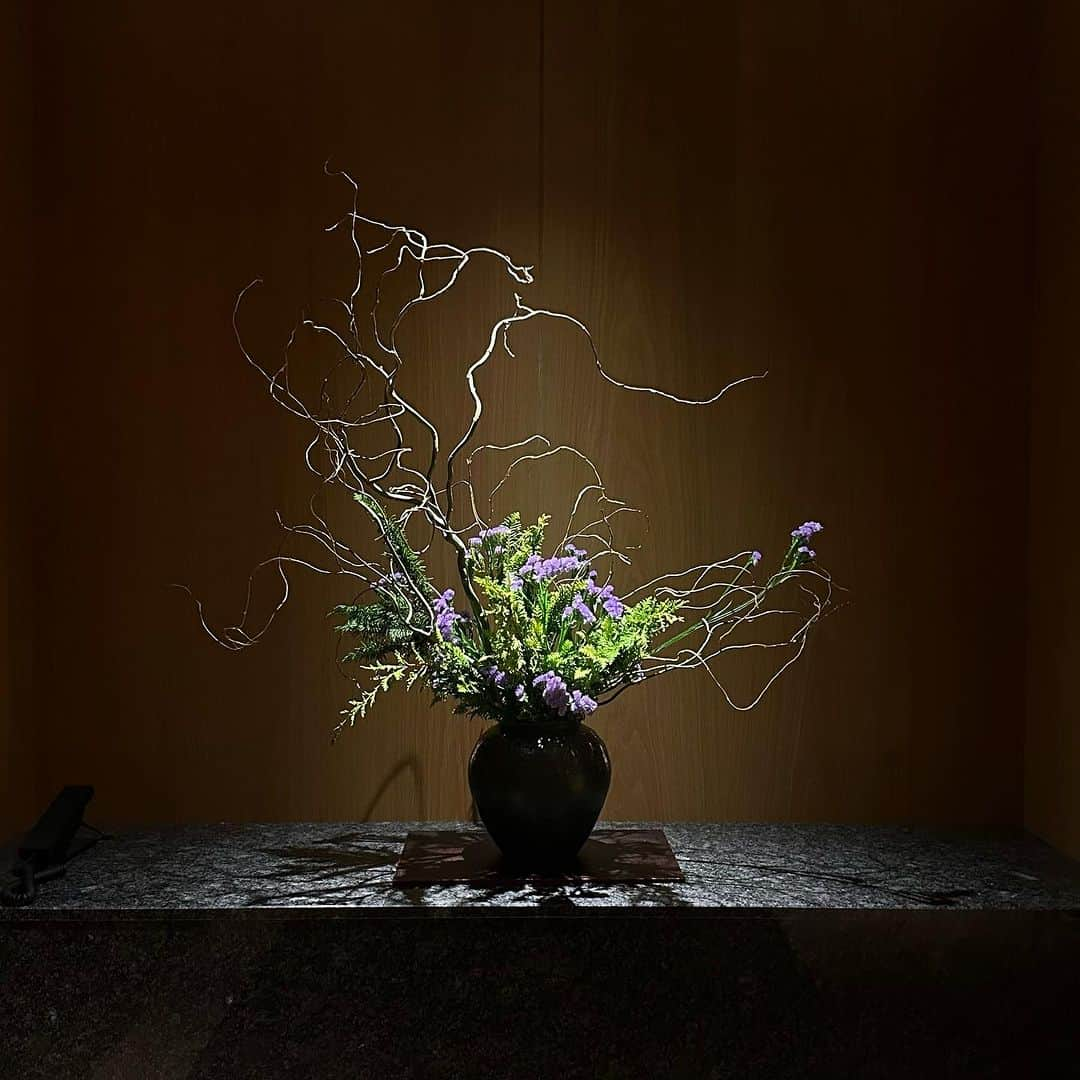 ホテルオークラ東京 Hotel Okura Tokyoさんのインスタグラム写真 - (ホテルオークラ東京 Hotel Okura TokyoInstagram)「Today’s Ikebana🌼 エレベーターホールの生け花🇯🇵  Location : The Okura Heritage Wing オークラ ヘリテージウイング  #エレベーターの日 #生け花 #東京ホテル #ラグジュアリーホテル  #theokuratokyo #オークラ東京 #elevator #hotellobby #tokyohotel #luxuryhotel #tokyotrip #ikebana #flowerarrangement  #lhw #lhwtraveler #uncommontravel #东京 #酒店 #도쿄 #호텔 #일본 #ญี่ปุ่น #โตเกียว #โรงแรม」11月10日 17時11分 - theokuratokyo