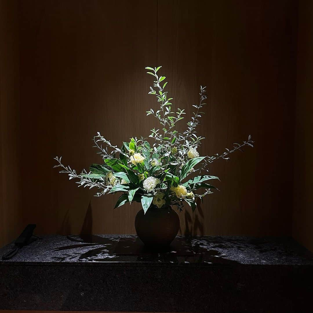 ホテルオークラ東京 Hotel Okura Tokyoさんのインスタグラム写真 - (ホテルオークラ東京 Hotel Okura TokyoInstagram)「Today’s Ikebana🌼 エレベーターホールの生け花🇯🇵  Location : The Okura Heritage Wing オークラ ヘリテージウイング  #エレベーターの日 #生け花 #東京ホテル #ラグジュアリーホテル  #theokuratokyo #オークラ東京 #elevator #hotellobby #tokyohotel #luxuryhotel #tokyotrip #ikebana #flowerarrangement  #lhw #lhwtraveler #uncommontravel #东京 #酒店 #도쿄 #호텔 #일본 #ญี่ปุ่น #โตเกียว #โรงแรม」11月10日 17時11分 - theokuratokyo