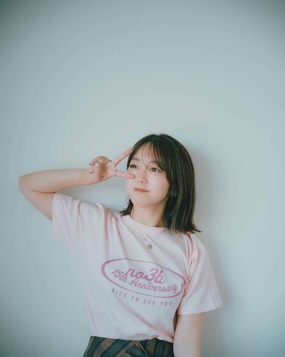 峯岸みなみさんのインスタグラム写真 - (峯岸みなみInstagram)「今月の25日にせまるノースリーブスのライブTシャツ（Sサイズ）着てみました。とある雑誌の撮影の合間にマネージャーさんに撮ってもらおうと思っていたら、カメラマンの川﨑一貴さん（ @ke___ke______ ）が撮影してくれたんです📸えも良い。本当にありがとうございました。  マネージャーさんが撮ってくれた水色バージョンも載せておきます🫢」11月10日 17時11分 - minegishi_31chan