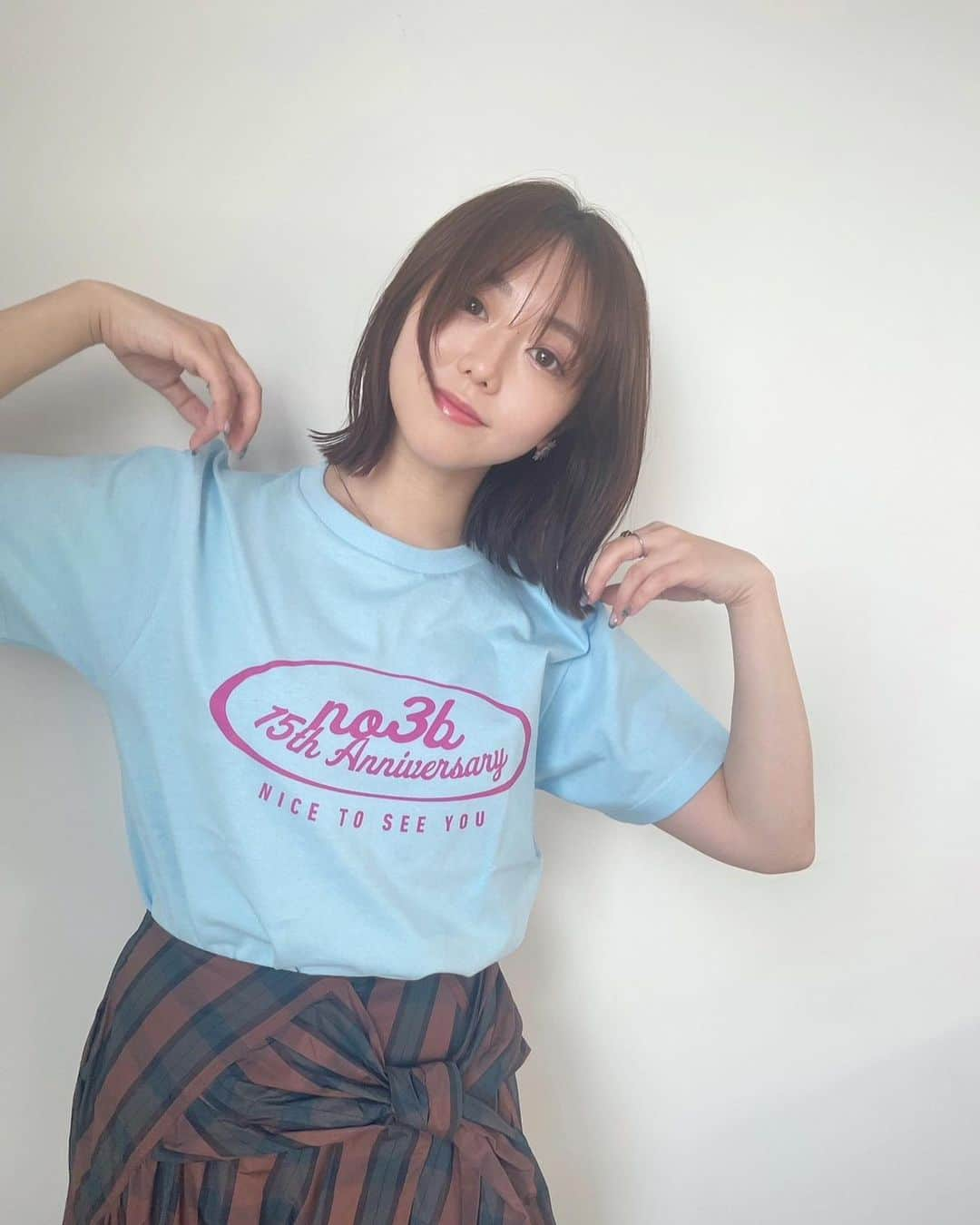 峯岸みなみさんのインスタグラム写真 - (峯岸みなみInstagram)「今月の25日にせまるノースリーブスのライブTシャツ（Sサイズ）着てみました。とある雑誌の撮影の合間にマネージャーさんに撮ってもらおうと思っていたら、カメラマンの川﨑一貴さん（ @ke___ke______ ）が撮影してくれたんです📸えも良い。本当にありがとうございました。  マネージャーさんが撮ってくれた水色バージョンも載せておきます🫢」11月10日 17時11分 - minegishi_31chan